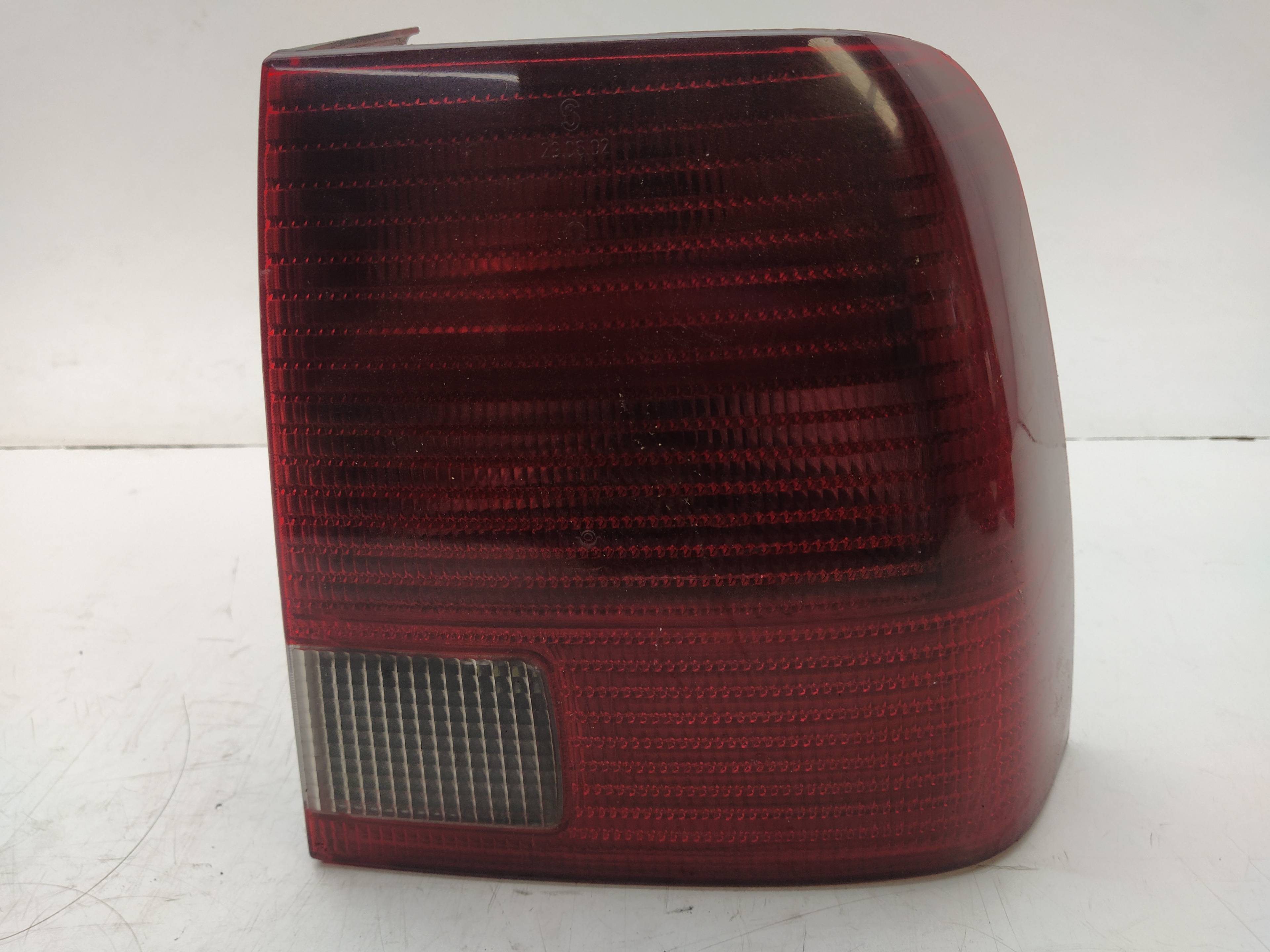 VOLKSWAGEN Passat B5 (1996-2005) Rear Right Taillight Lamp 3B5945257 18610363