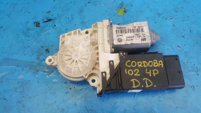 LEXUS Ibiza 2 generation (1993-2002) Moteur de commande de vitre de porte avant droite 1J1959802D 18392015