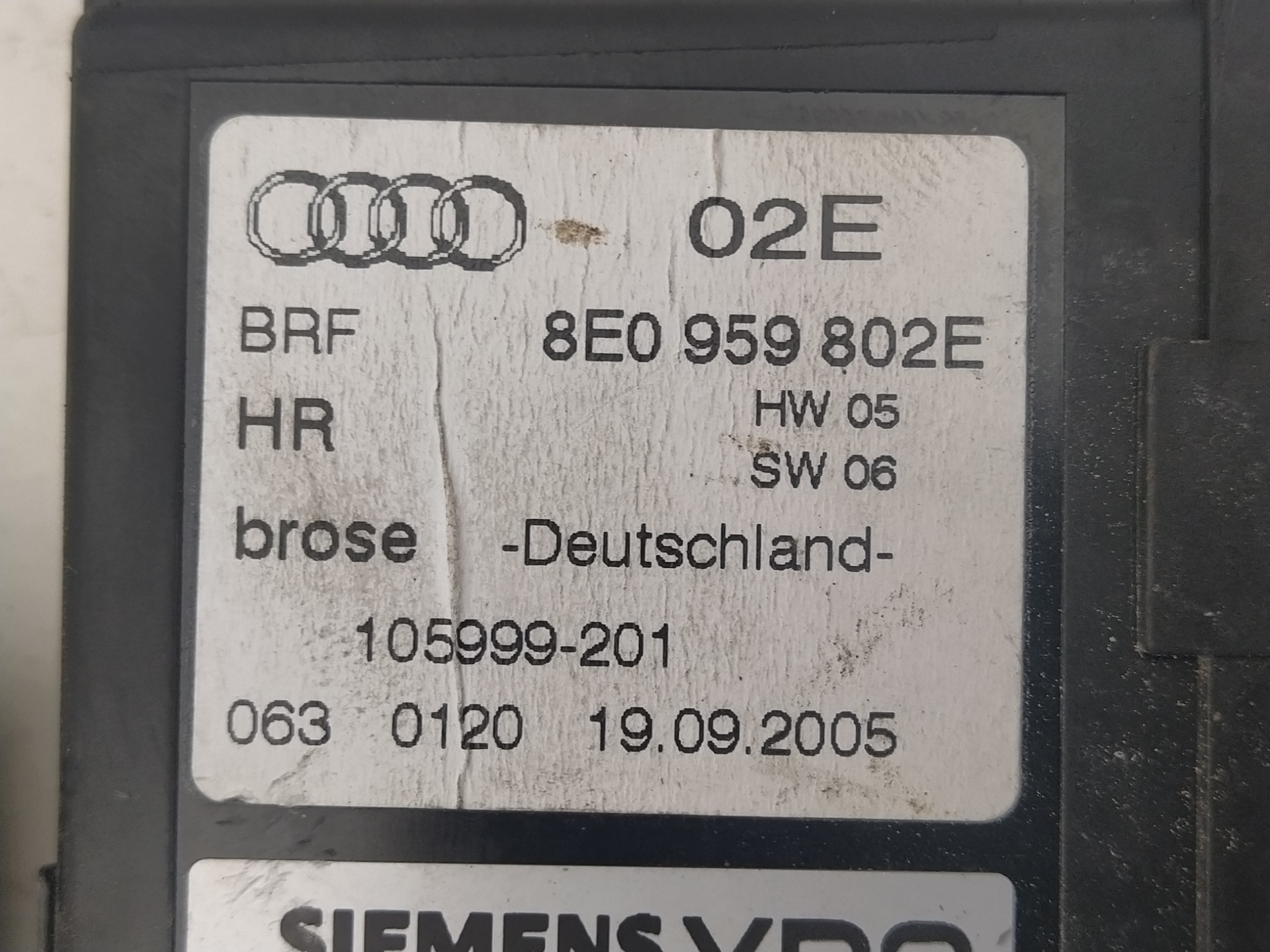 AUDI A4 B7/8E (2004-2008) Маторчик стеклоподъемника задней правой двери 8E0959802E, 130821766 23721496