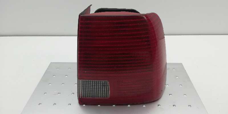 VOLKSWAGEN Passat B5 (1996-2005) Rear Right Taillight Lamp 3B5945257 18488224