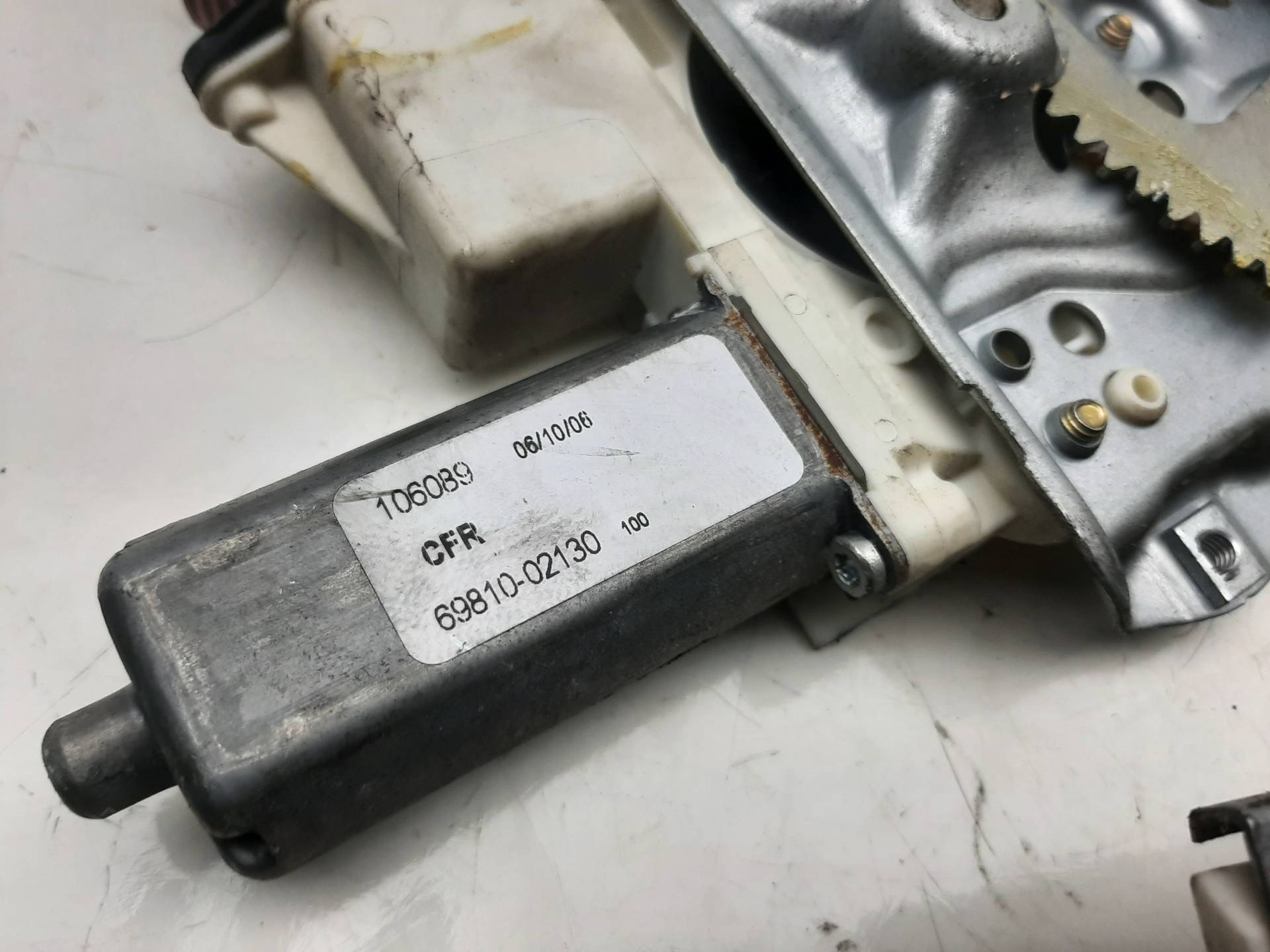 TOYOTA Corolla E120 (2000-2008) Oikean etuoven ikkunansäädin 6981002130 18573492