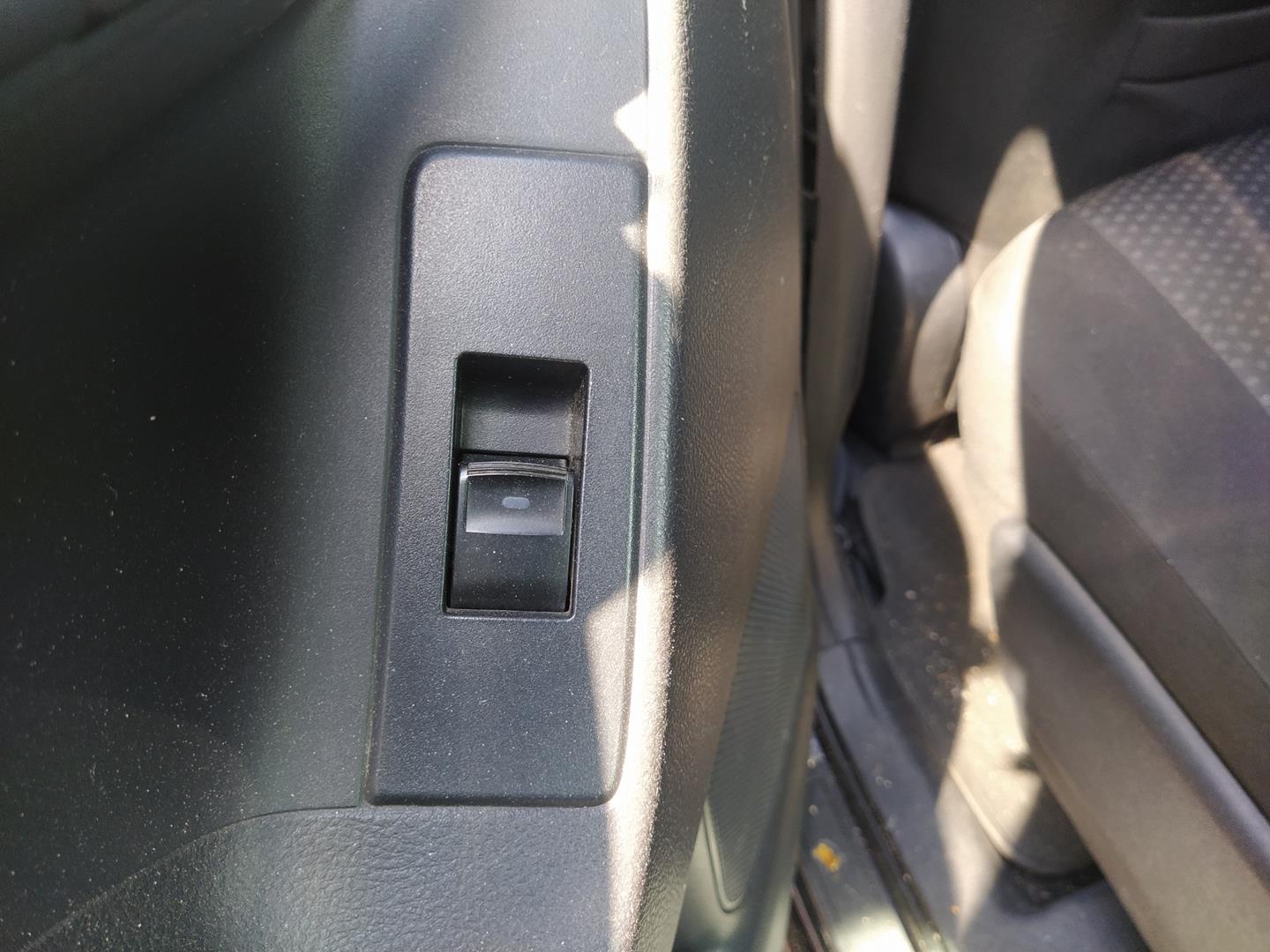 TOYOTA Corolla Verso 1 generation (2001-2009) Galinių dešinių durų langų pakėlimo mygtukas 8481005070 21102189