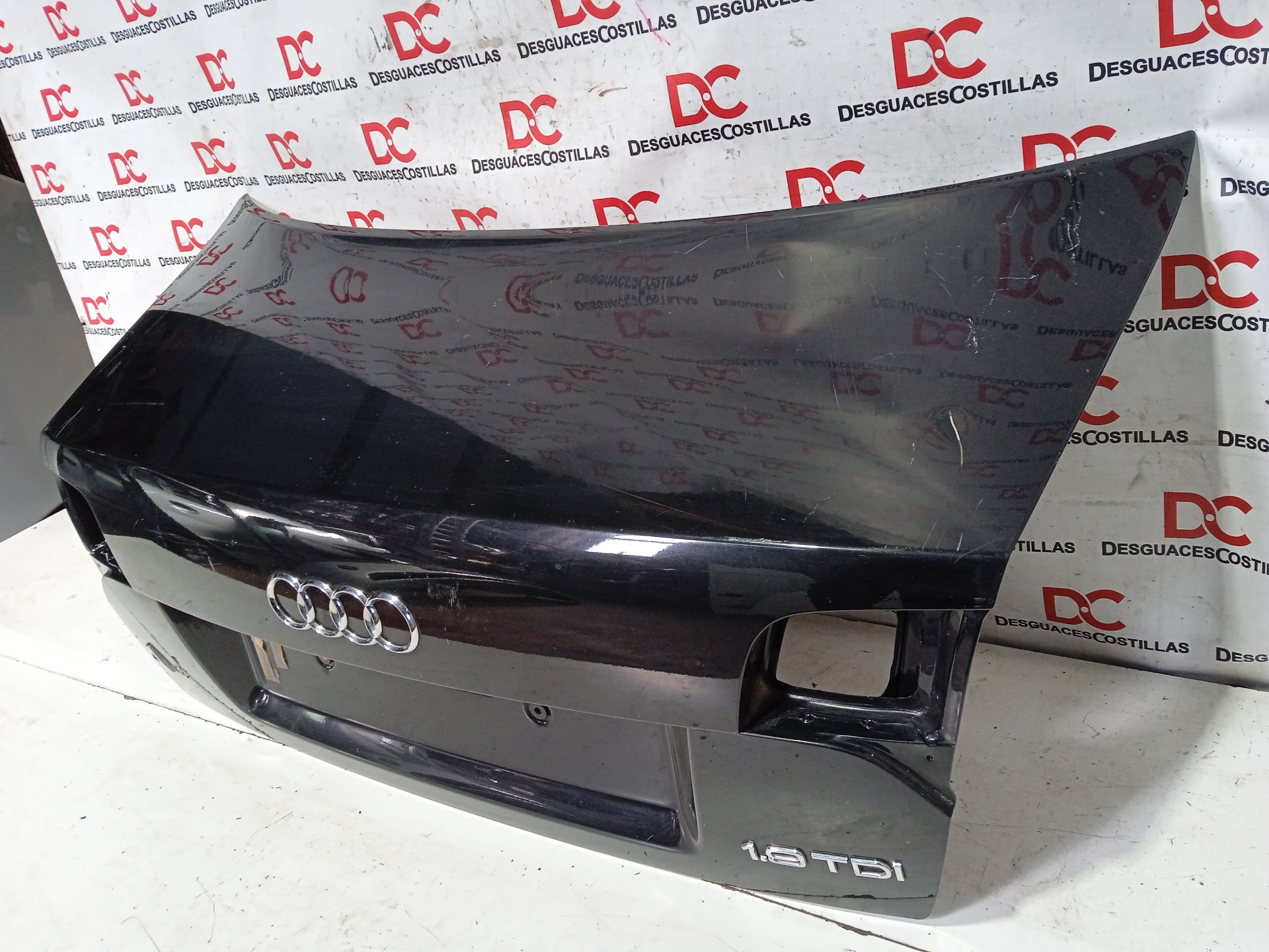 AUDI A4 B6/8E (2000-2005) Крышка багажника 8E5827023AA 21612501