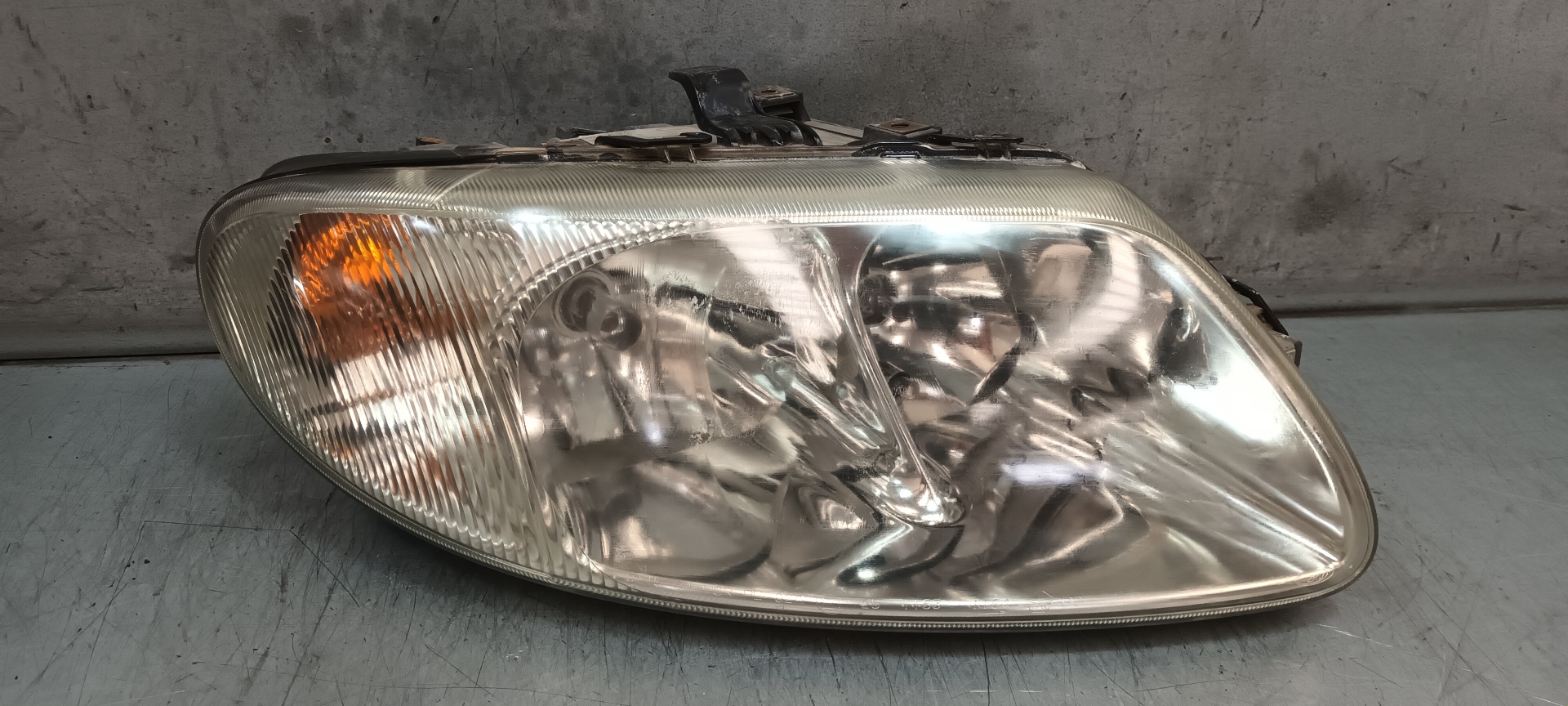 CHRYSLER Voyager 4 generation (2001-2007) Front Right Headlight 04857702AB 24537953