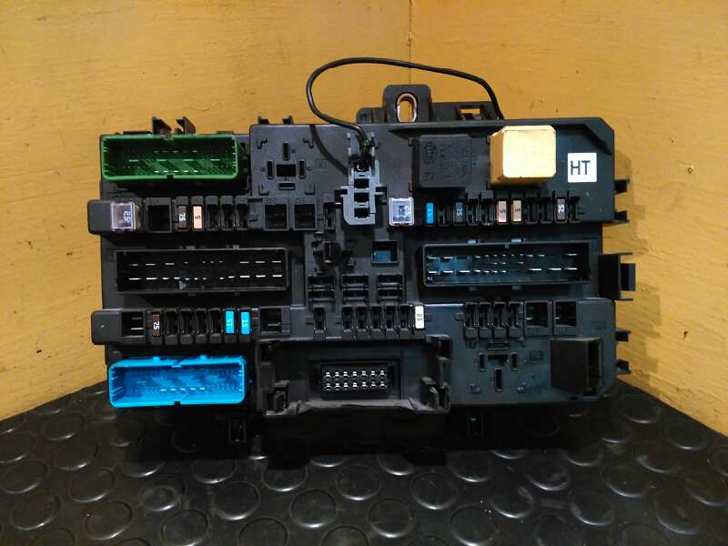 OPEL Astra J (2009-2020) Fuse Box 13222173 19001492