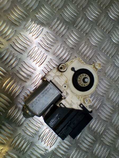 SEAT Cordoba 2 generation (1999-2009) Moteur de commande de vitre de porte avant droite 0536003501 22305785