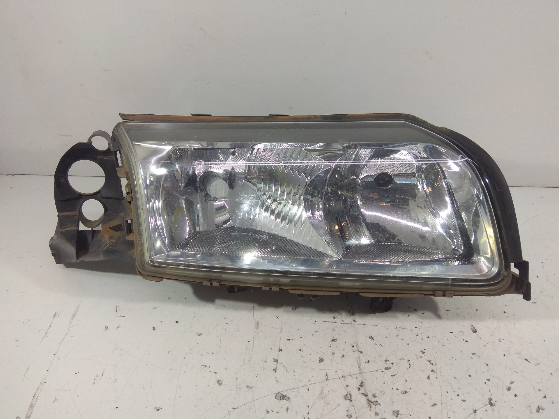 VOLVO V70 2 generation (2000-2008) Phare avant droit 25249320