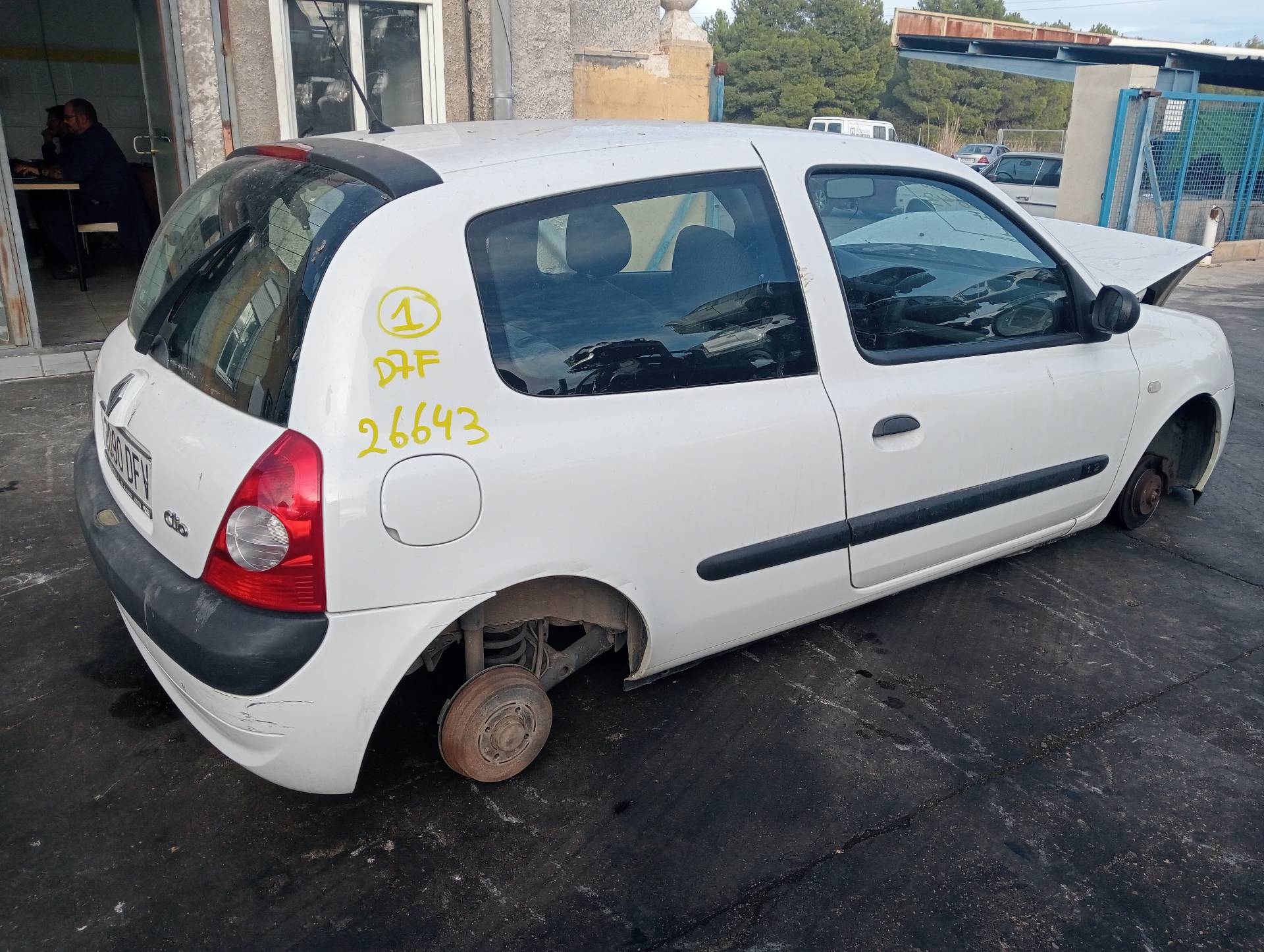 RENAULT Clio 2 generation (1998-2013) Priekšējo kreiso durvju logu pacēlājs 400733 22336739