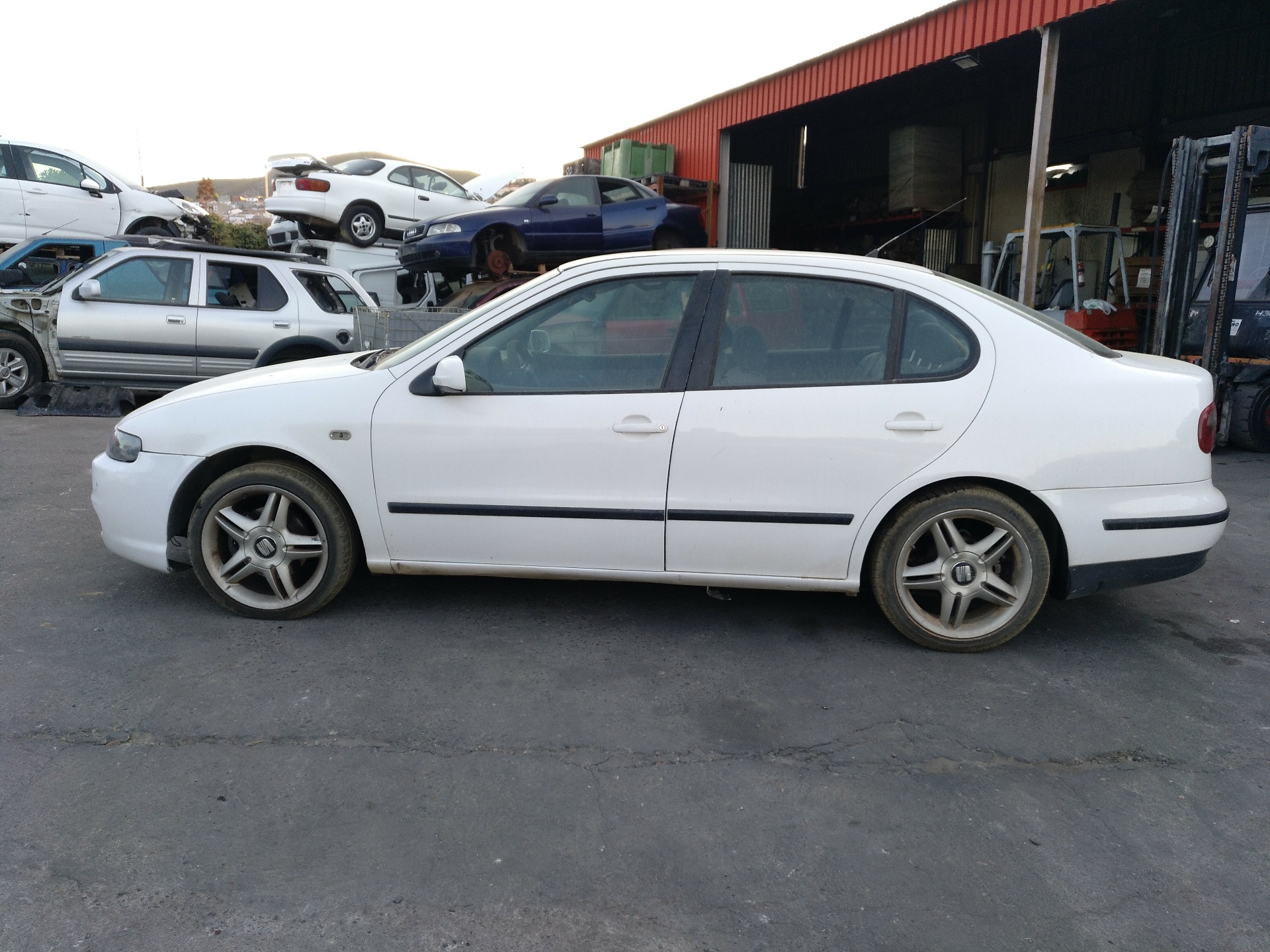 SEAT Toledo 2 generation (1999-2006) Датчик масового витоку повітря MAF 24689028