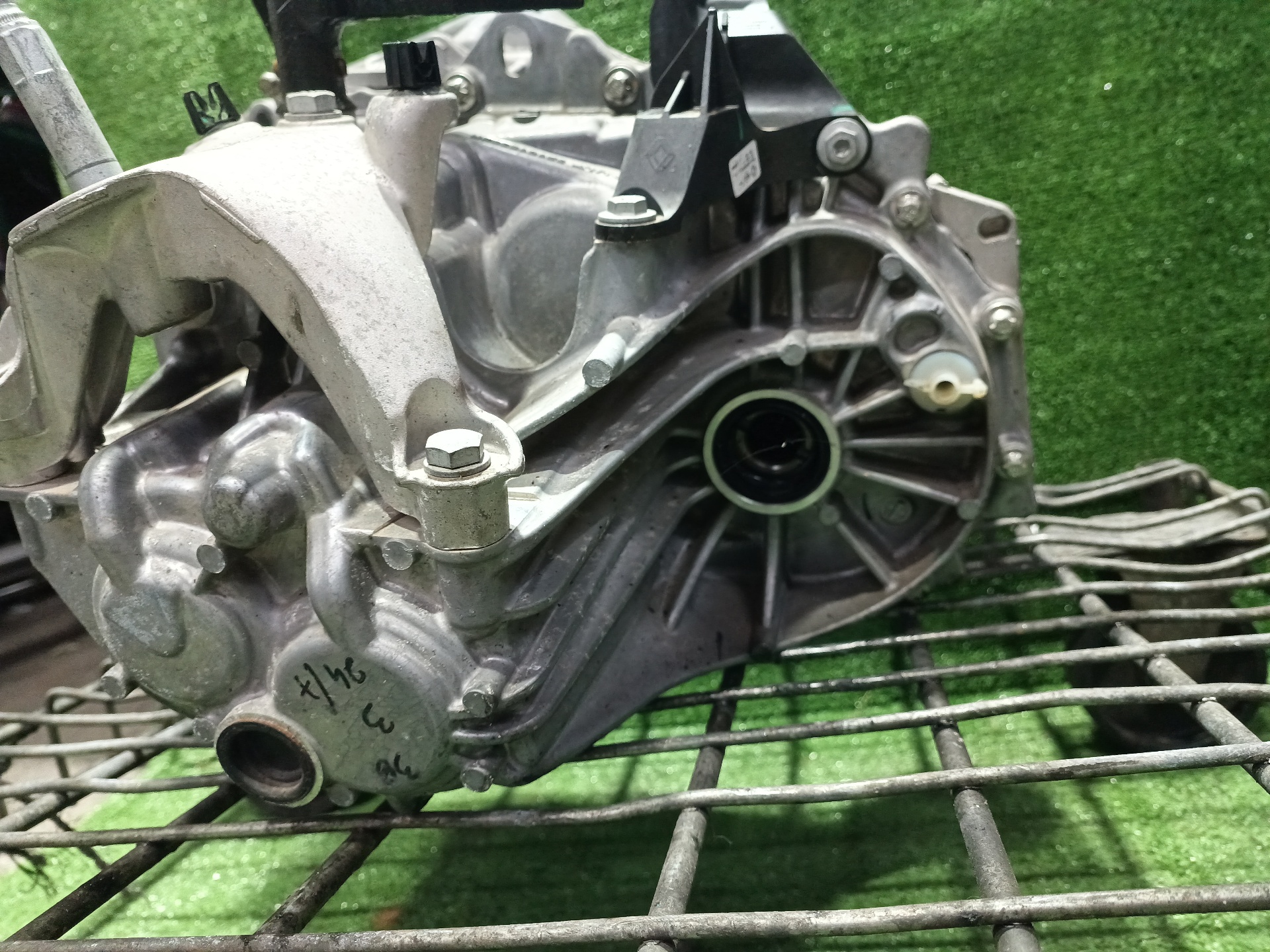 RENAULT Captur 1 generation (2013-2019) Gearbox JT4004 24260501