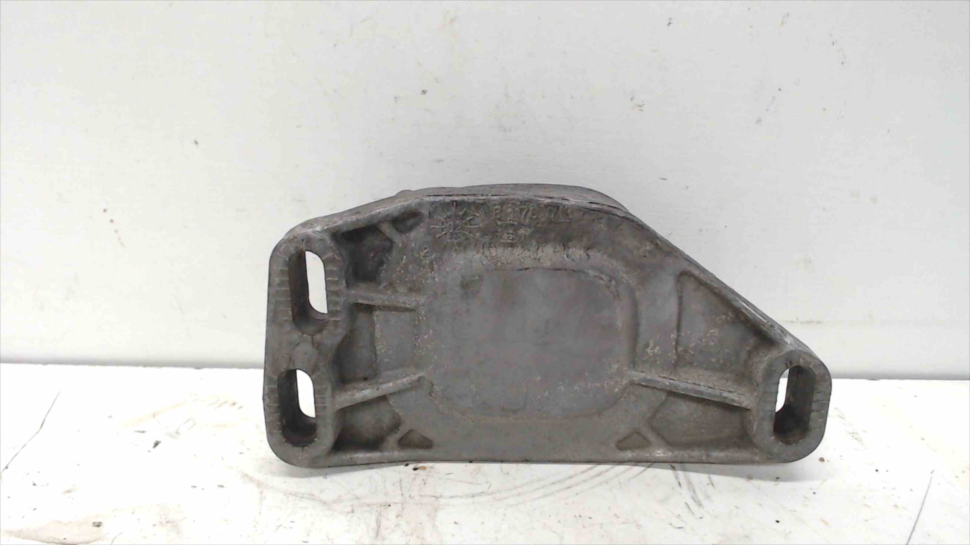 VOLKSWAGEN Passat B5 (1996-2005) Autres pièces du compartiment moteur 8D0199335C 24690472