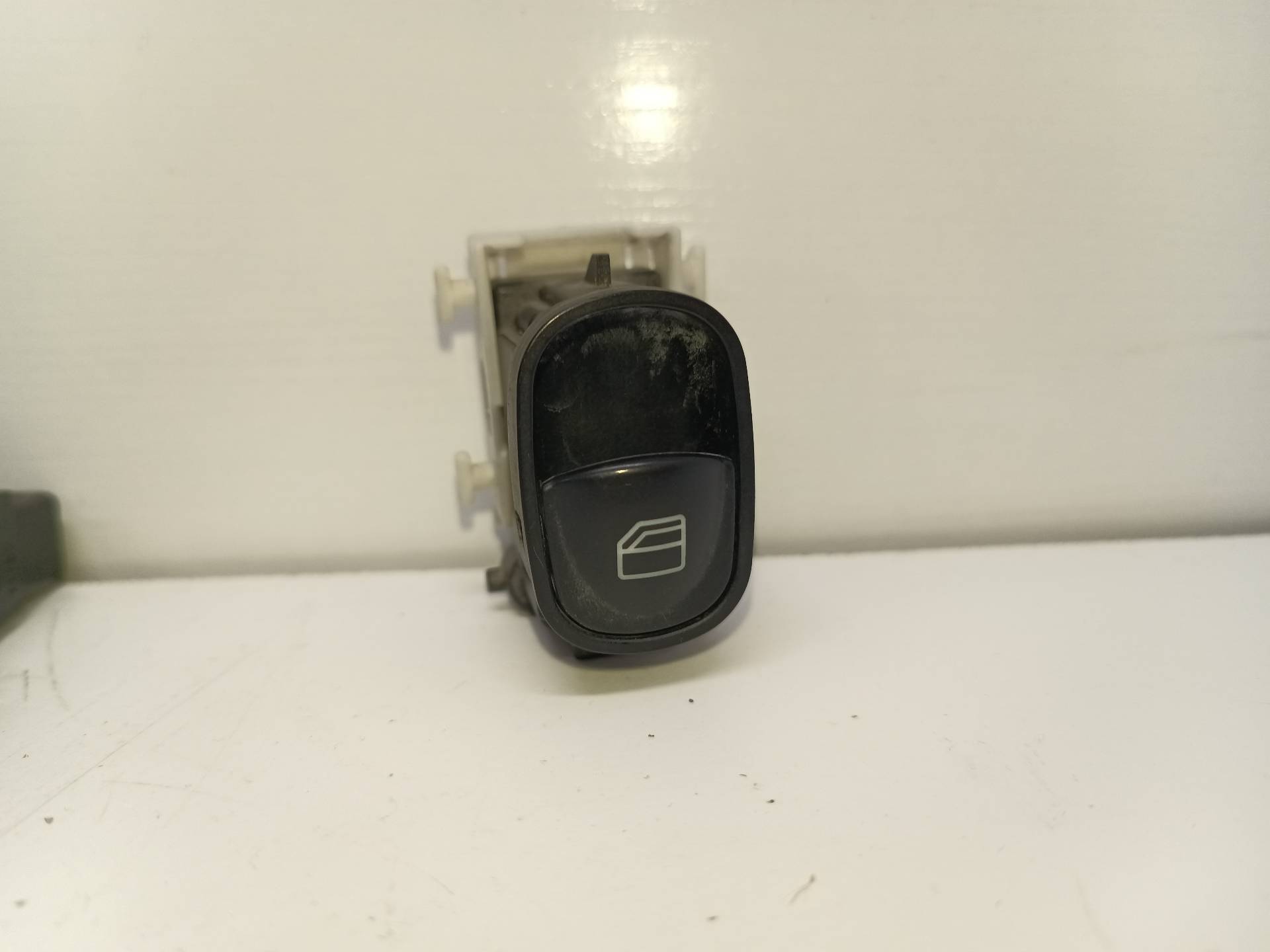 MERCEDES-BENZ C-Class W203/S203/CL203 (2000-2008) Front Right Door Window Switch A2038200210 24692111