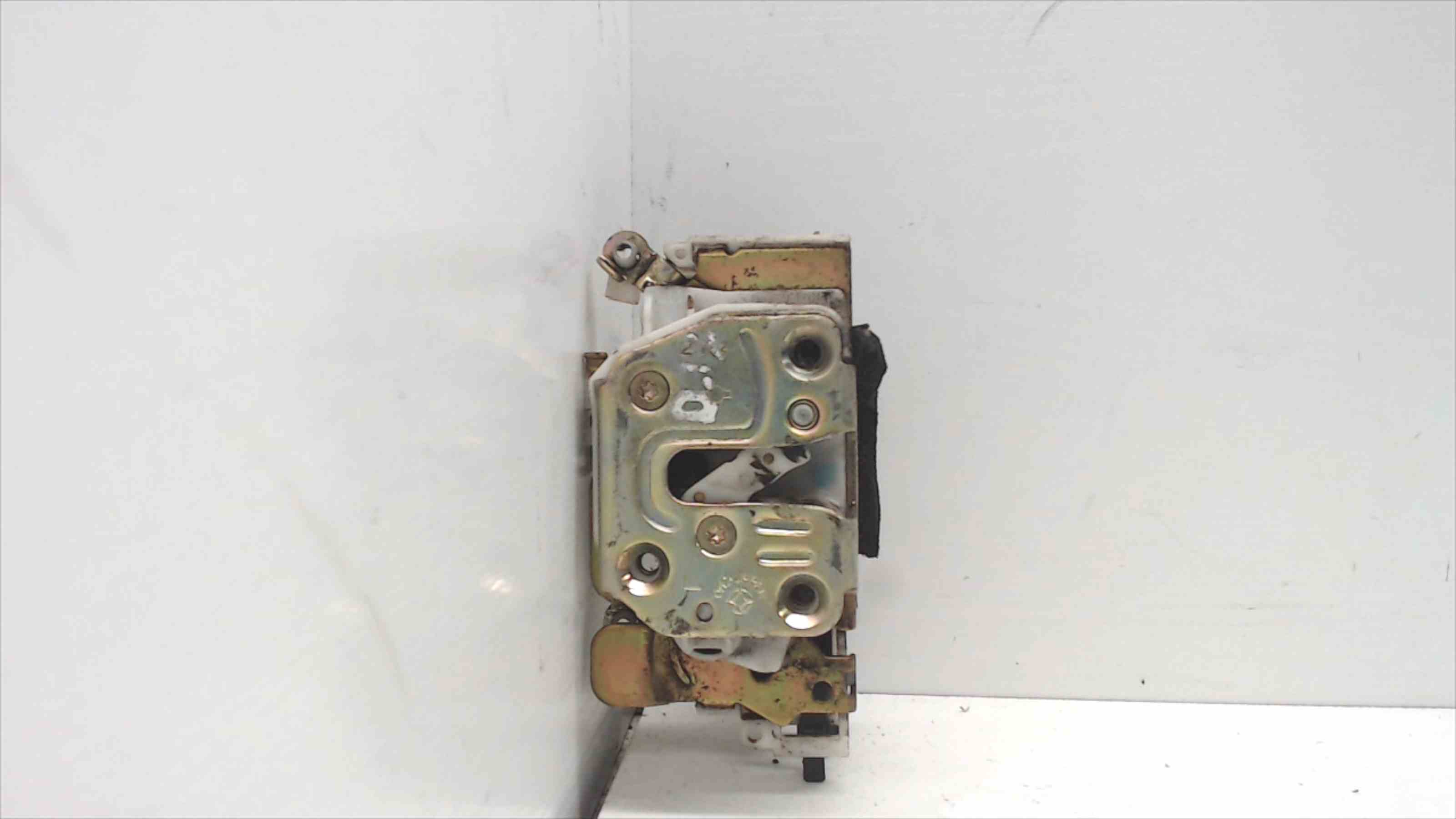 NISSAN Navara D22 (1997-2005) Priekšējo kreiso durvju slēdzene 805035P060 24689854