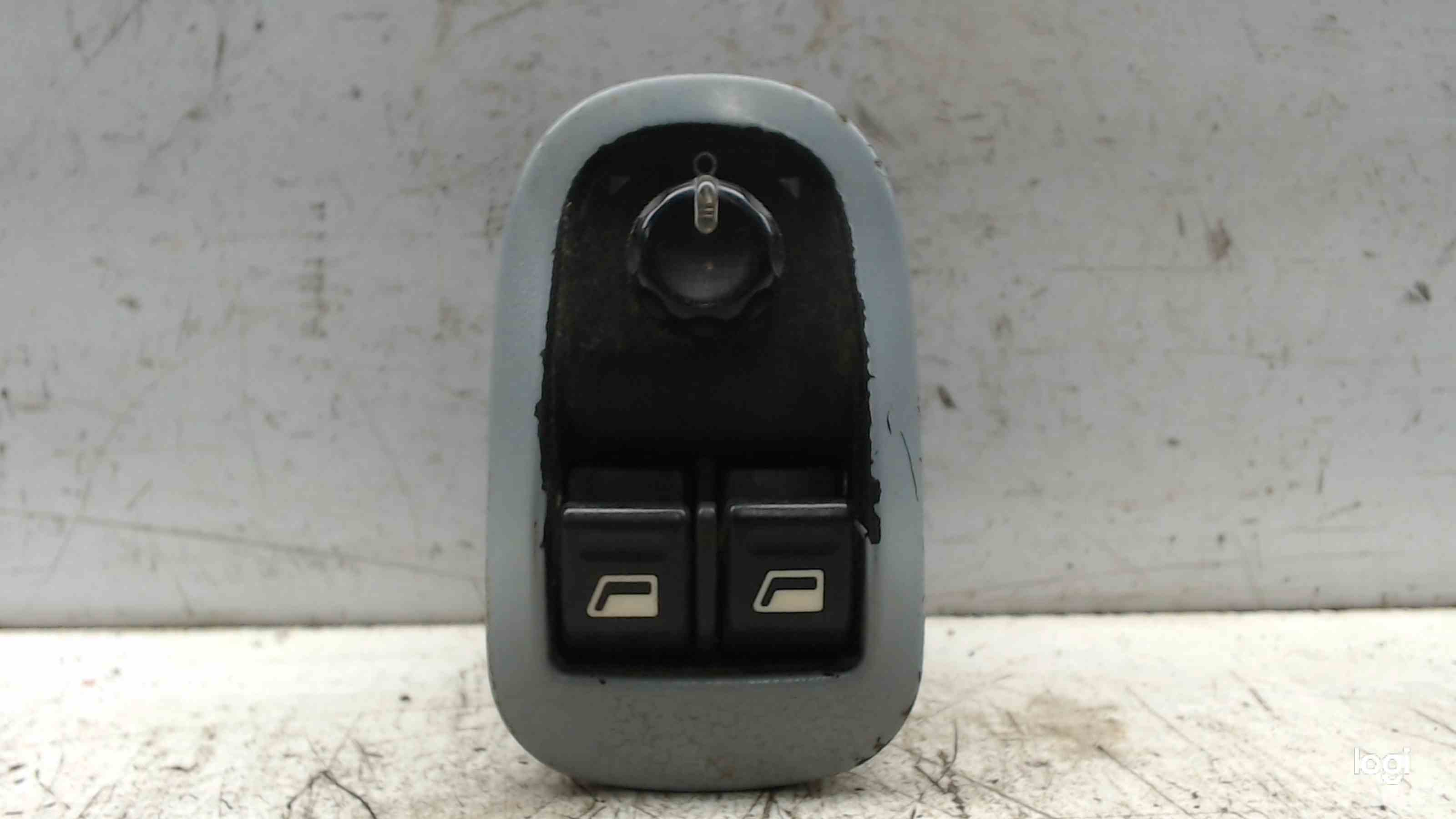 PEUGEOT 306 1 generation (1993-2002) Кнопка стеклоподъемника передней левой двери 24686672