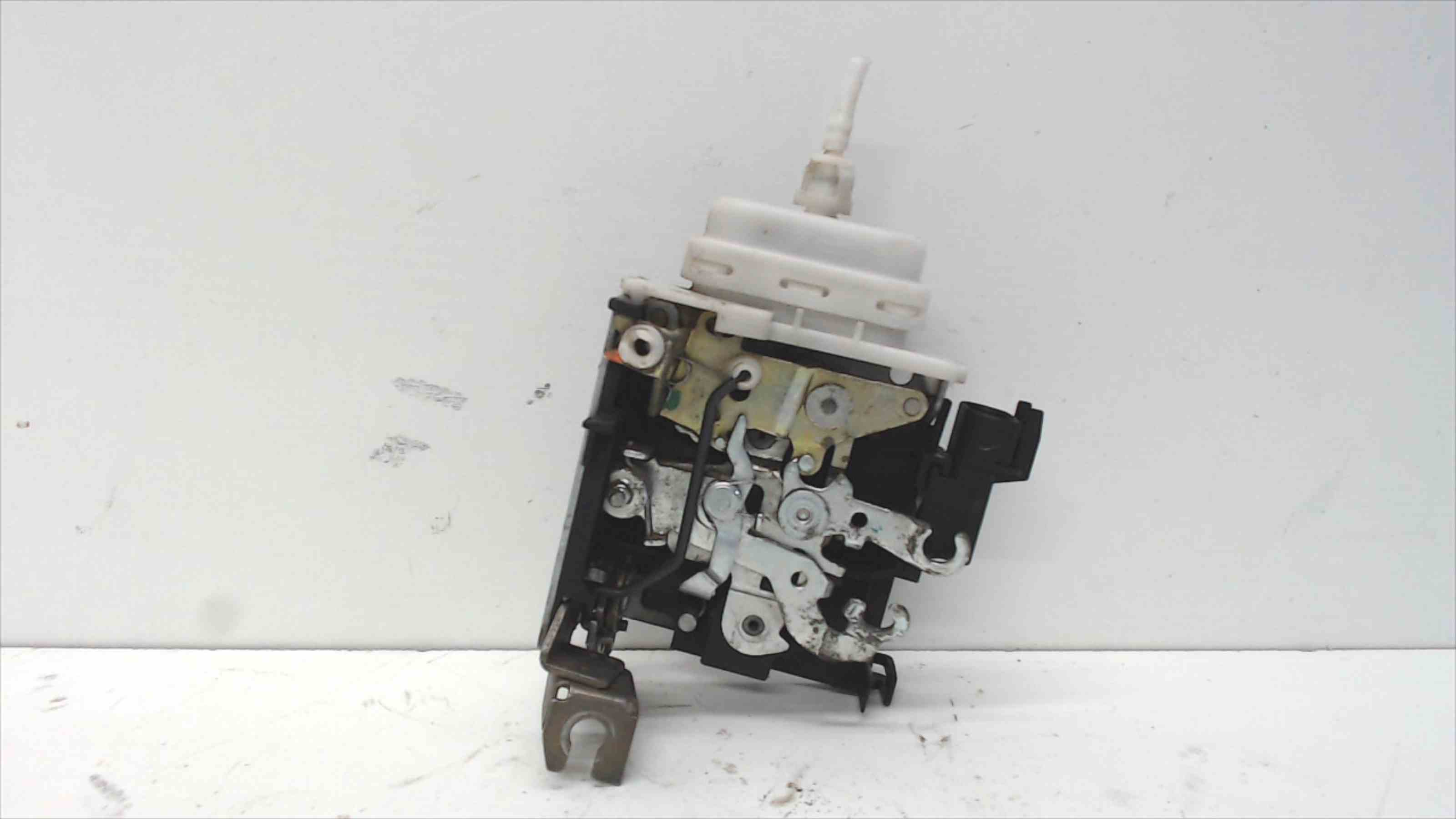 AUDI A4 B5/8D (1994-2001) Front Left Door Lock 8D1837015F 24690861