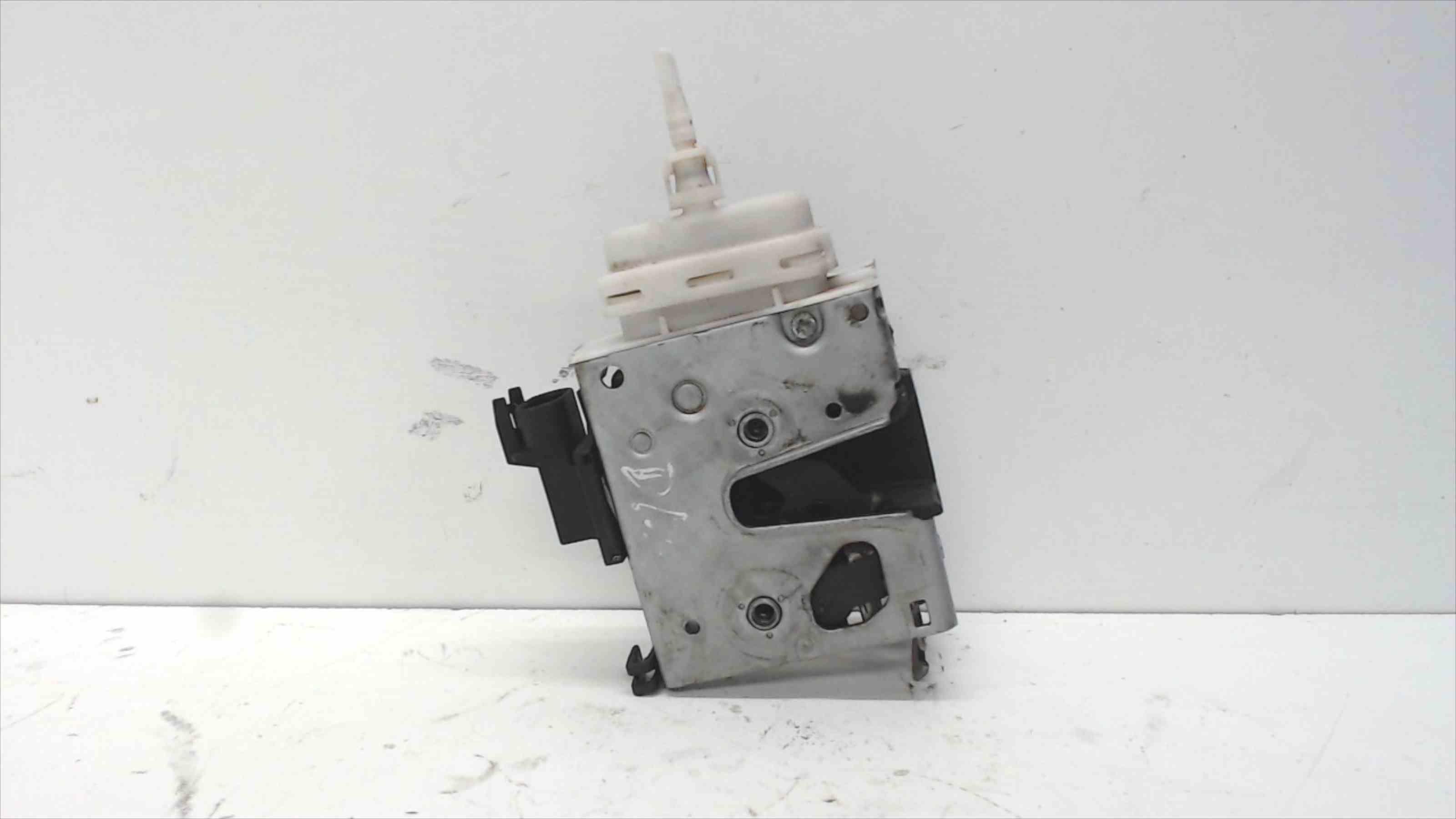 AUDI A4 B5/8D (1994-2001) Front Left Door Lock 8D1837015F 24690861