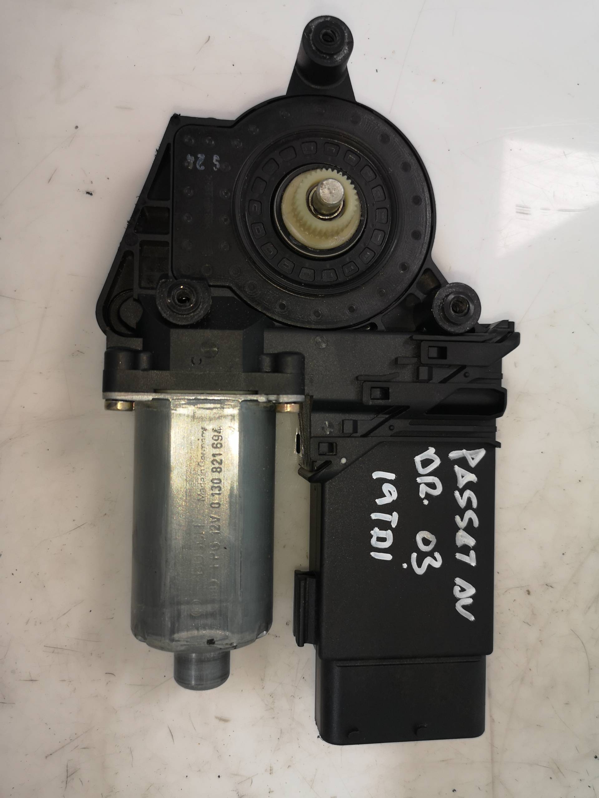 VOLKSWAGEN Passat B5 (1996-2005) Front Right Door Window Control Motor 0130821694, 3B4837752LE 26011617