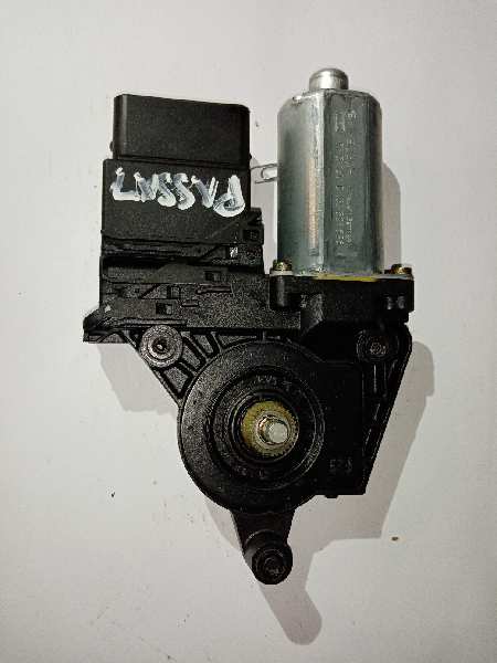 VOLKSWAGEN Passat B5 (1996-2005) Moteur de commande de vitre de porte arrière droite 01308211696, 105407301 25994766