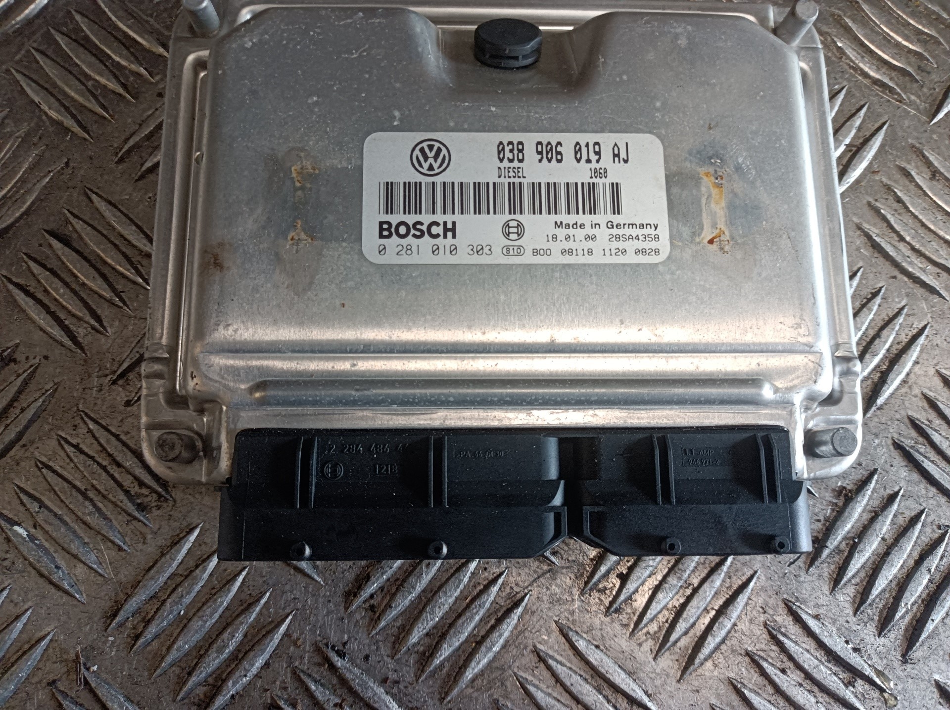 VOLKSWAGEN Passat B5 (1996-2005) Engine Control Unit ECU 038906019AJ,0281010303 26003153