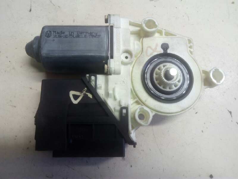 SEAT Cordoba 2 generation (1999-2009) Moteur de commande de vitre de porte avant droite 104383101 25598989