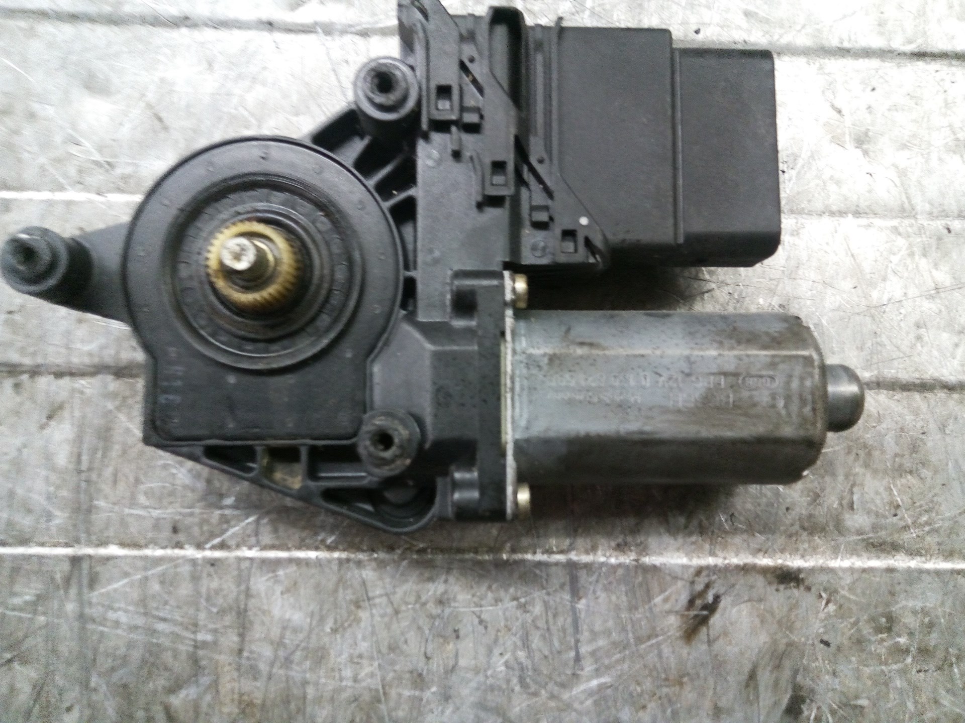 VOLKSWAGEN Passat Variant 1 generation (2010-2024) Motor de control geam ușă  dreapta spate 3B9839752BF 25603702