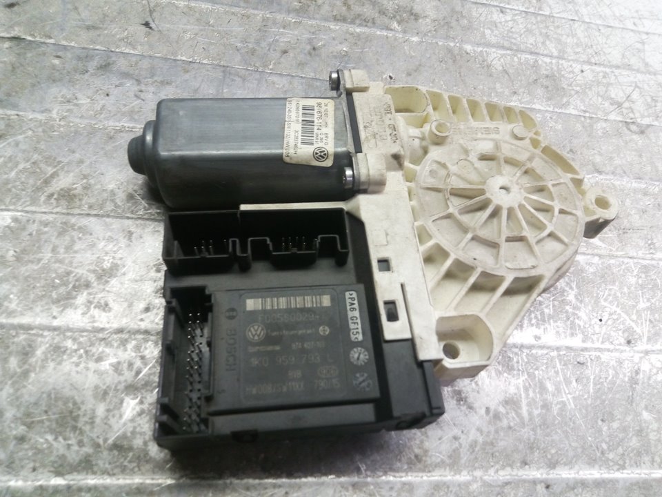 VOLKSWAGEN Passat Variant 1 generation (2010-2024) Front Right Door Window Control Motor 1K0959793L 24012446