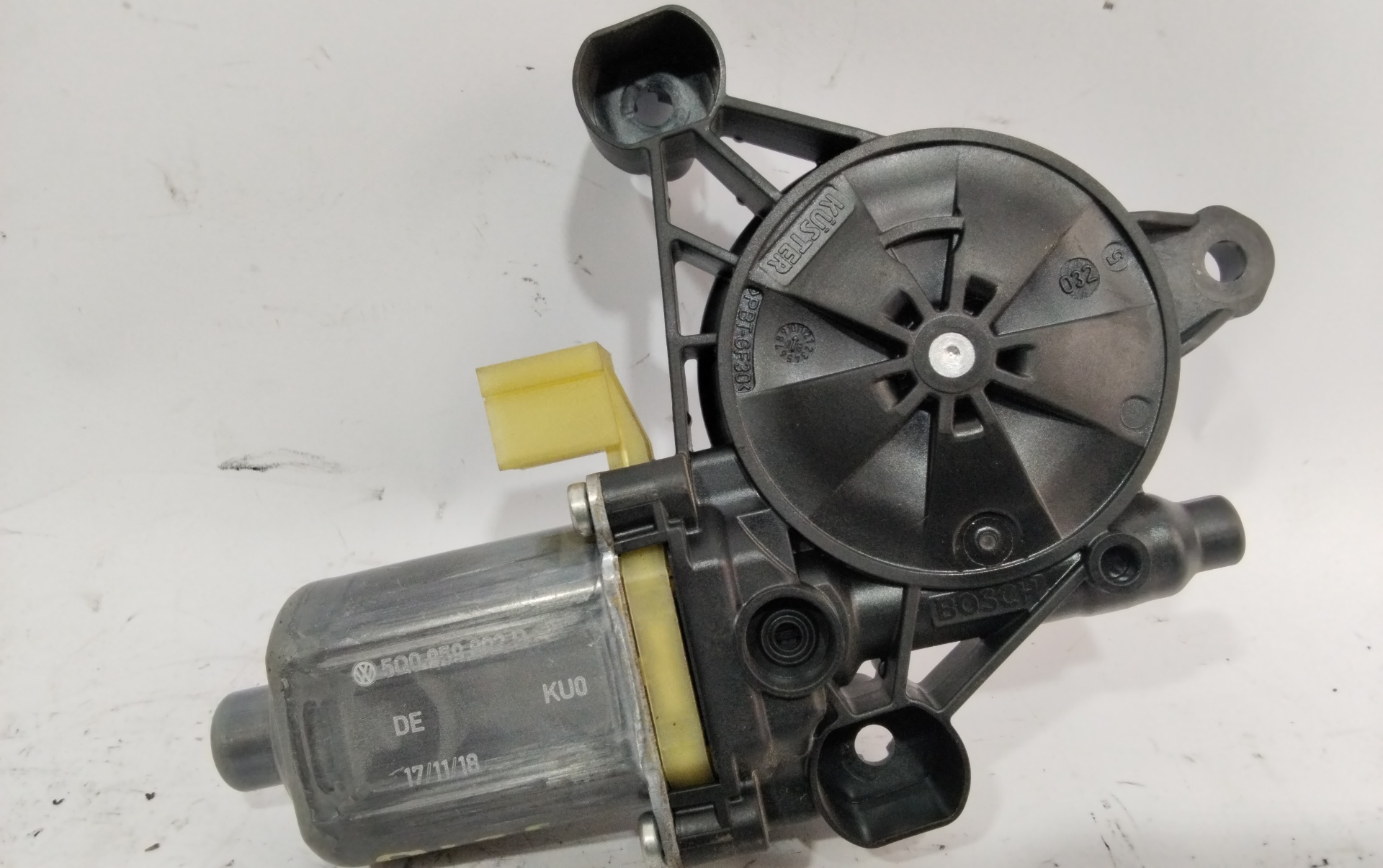 Motor elevalunas delantero derecho DKR 0130822716 de Seat Leon (5f1) 2012-2020 con 141680 km - pieza usada