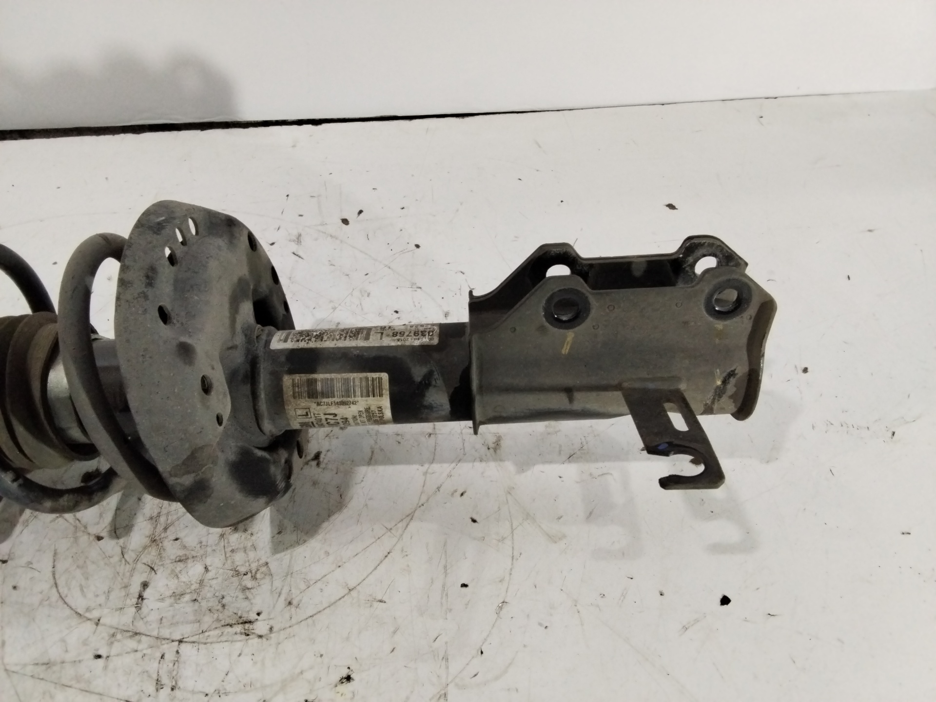 Amortecedor frente esquerdo 13474017 de Opel Astra j sedán 2012-2015 - pieza usada