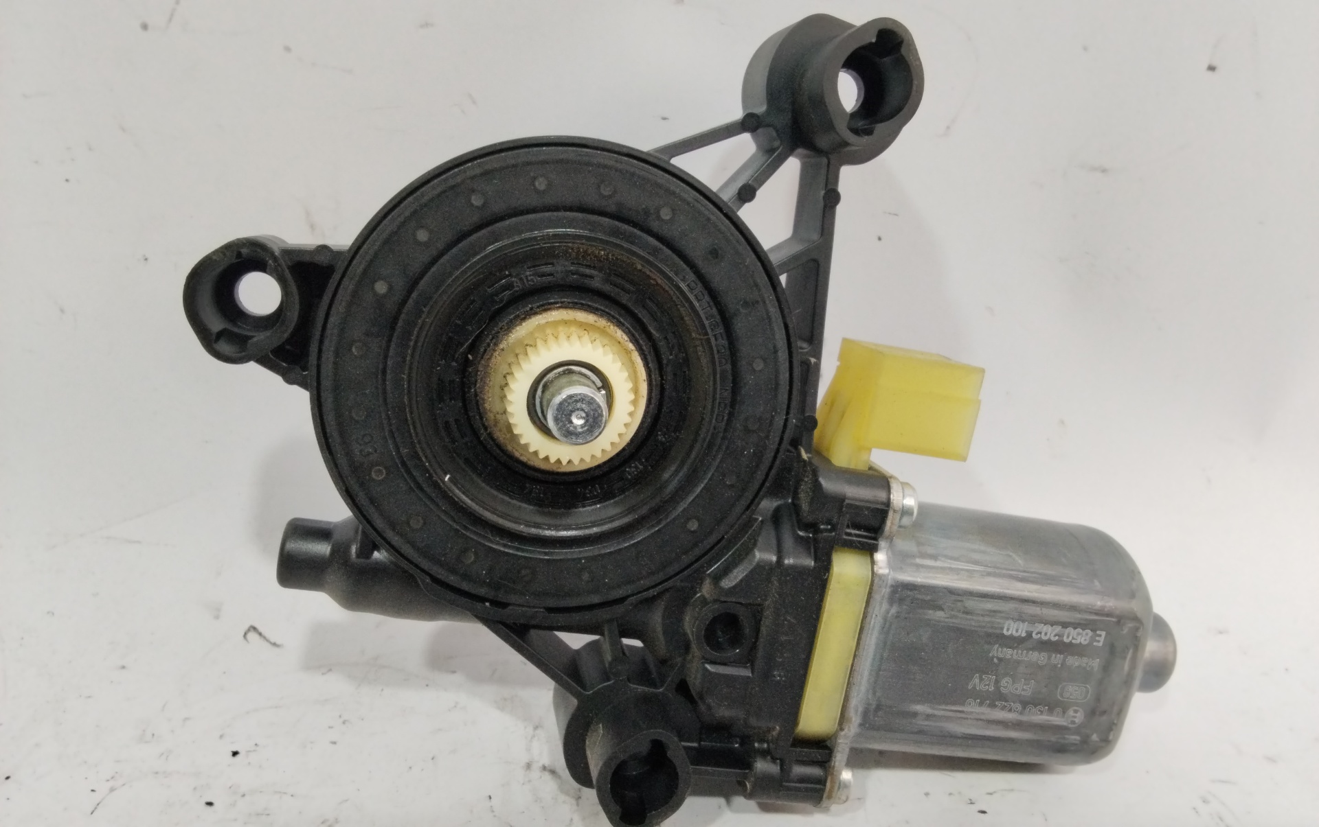 Motor elevalunas delantero derecho DKR 0130822716 de Seat Leon (5f1) 2012-2020 con 141680 km