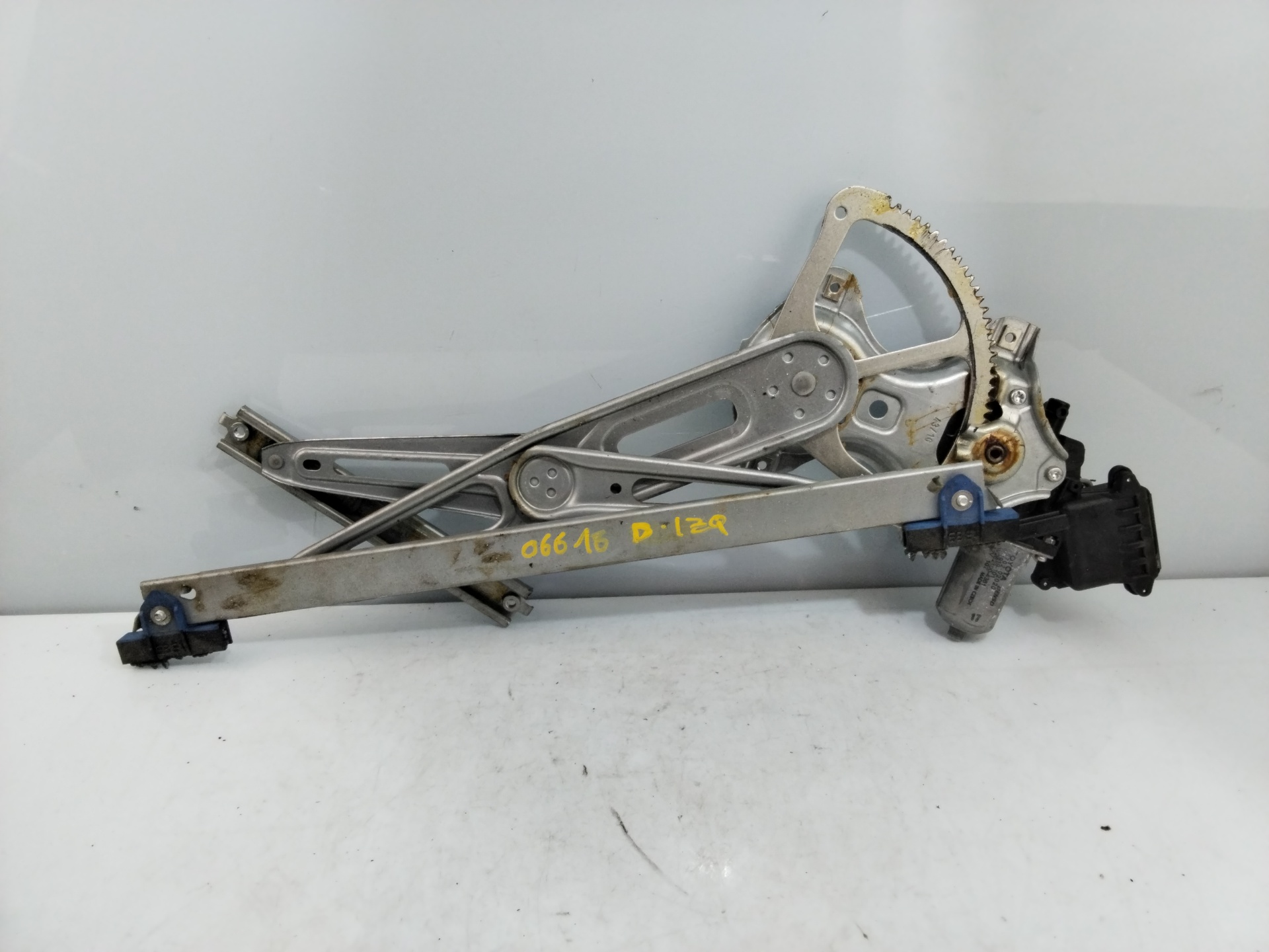 TOYOTA Auris 1 generation (2006-2012) Front Left Door Window Regulator 8570202020 25807954