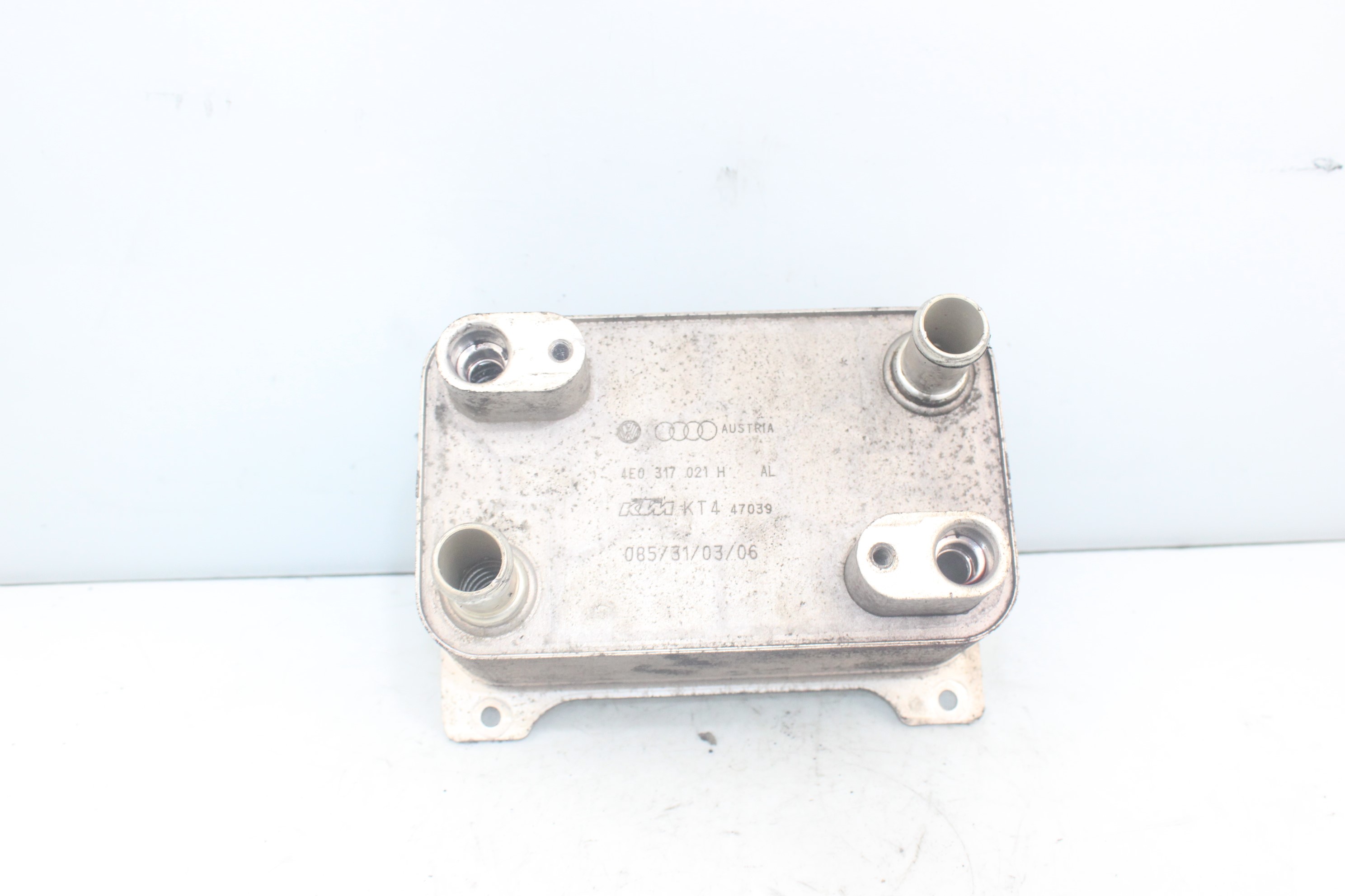 VOLKSWAGEN Passat B6 (2005-2010) Oil Cooler 4E0317021H 23777987