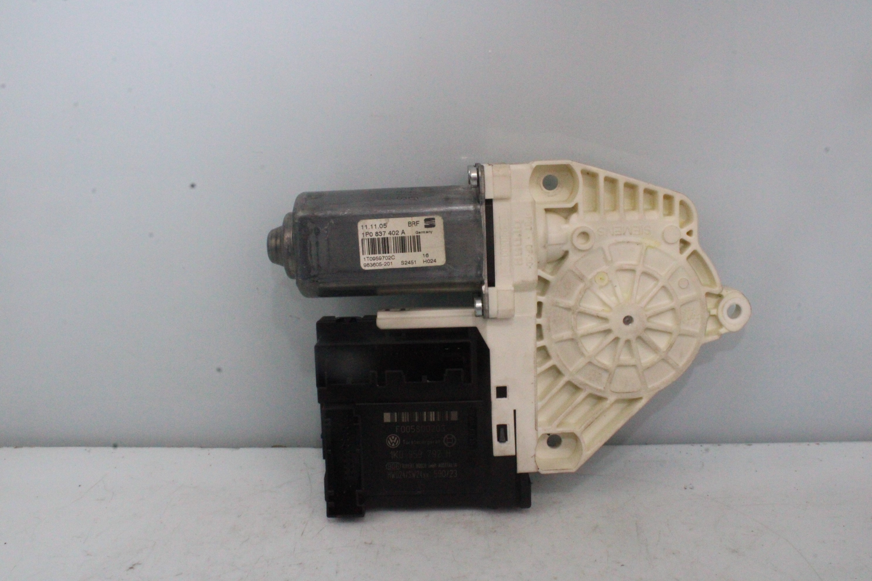 SEAT Leon 2 generation (2005-2012) Front Right Door Window Control Motor 1P0837402A 23774160