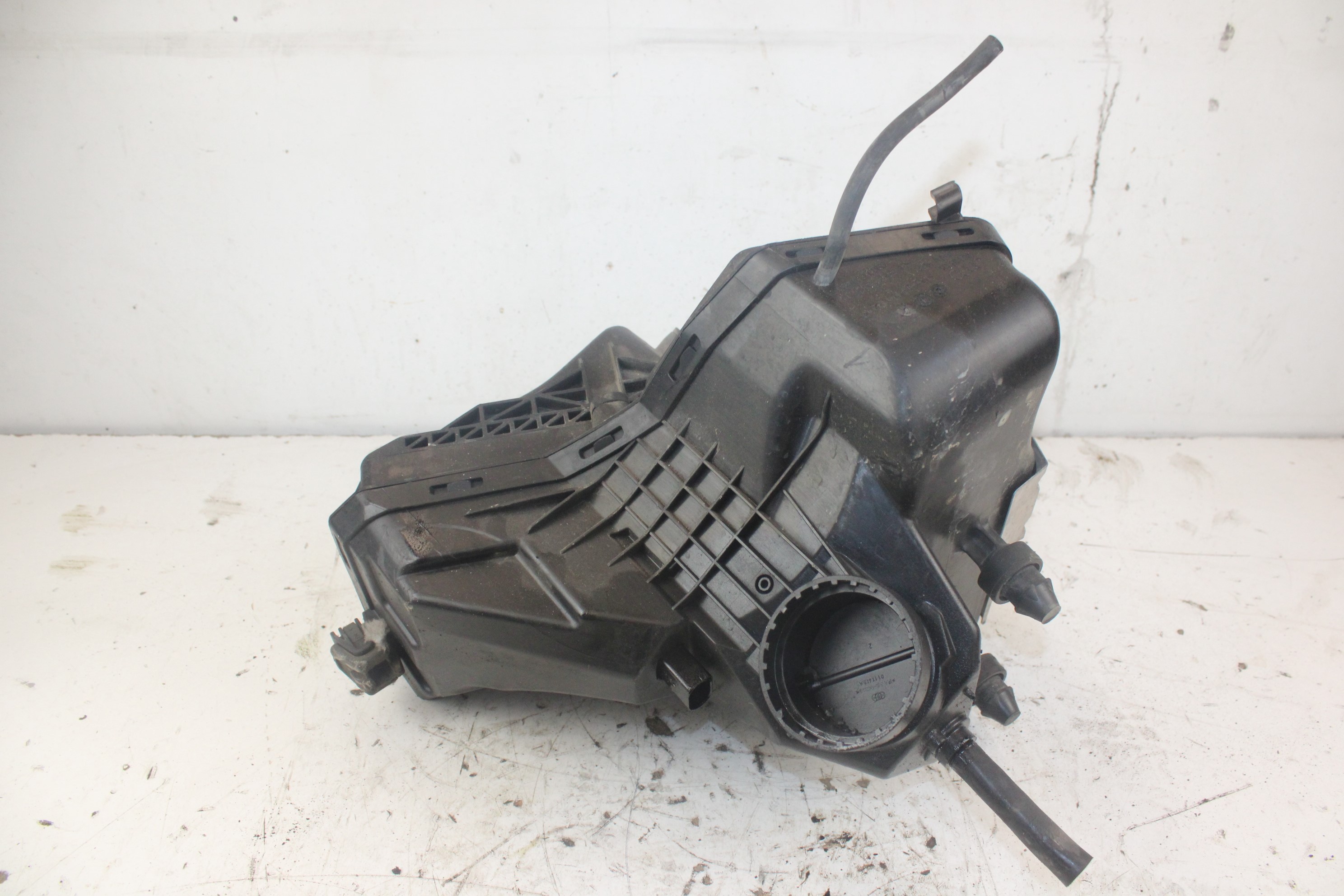 AUDI A4 B8/8K (2011-2016) Other Engine Compartment Parts 8R0133837 25187629