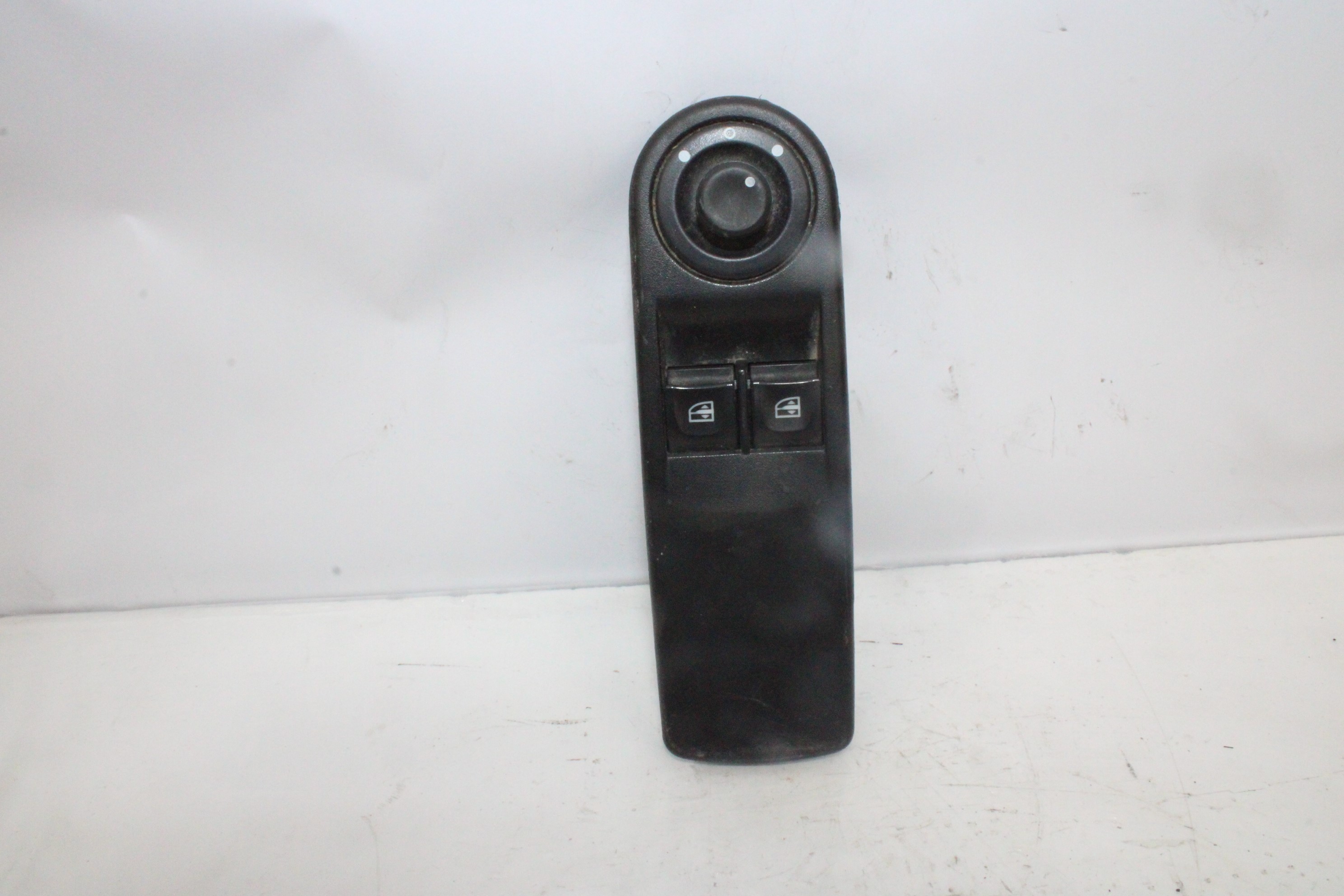 RENAULT Clio 2 generation (1998-2013) Front Left Door Window Switch 809611667R 21073008