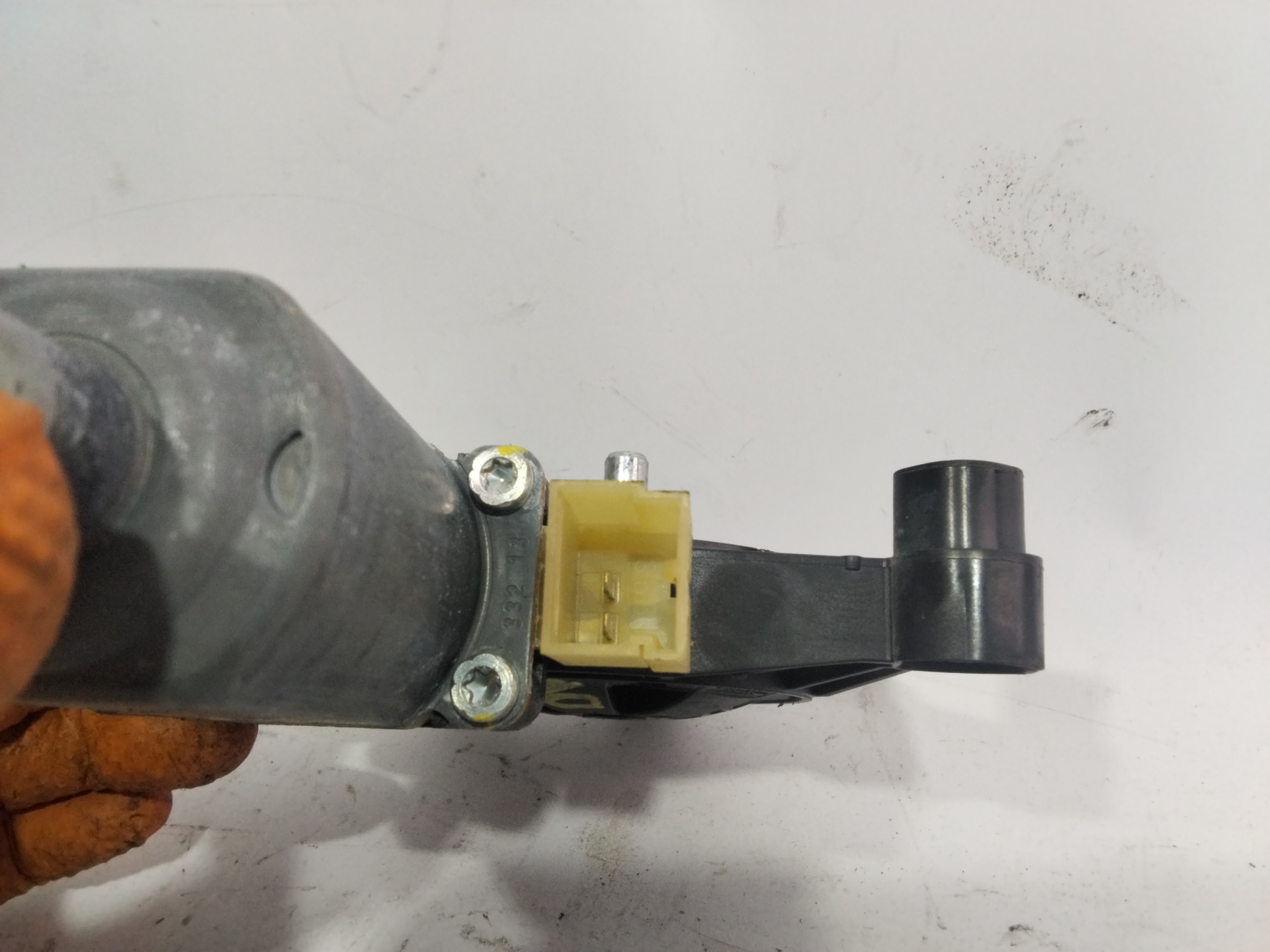 Motor elevalunas delantero derecho CLH,CXX 0130822716 de Volkswagen Golf alltrack vii variant (ba5, bv5) 2014-2015 - pieza usada