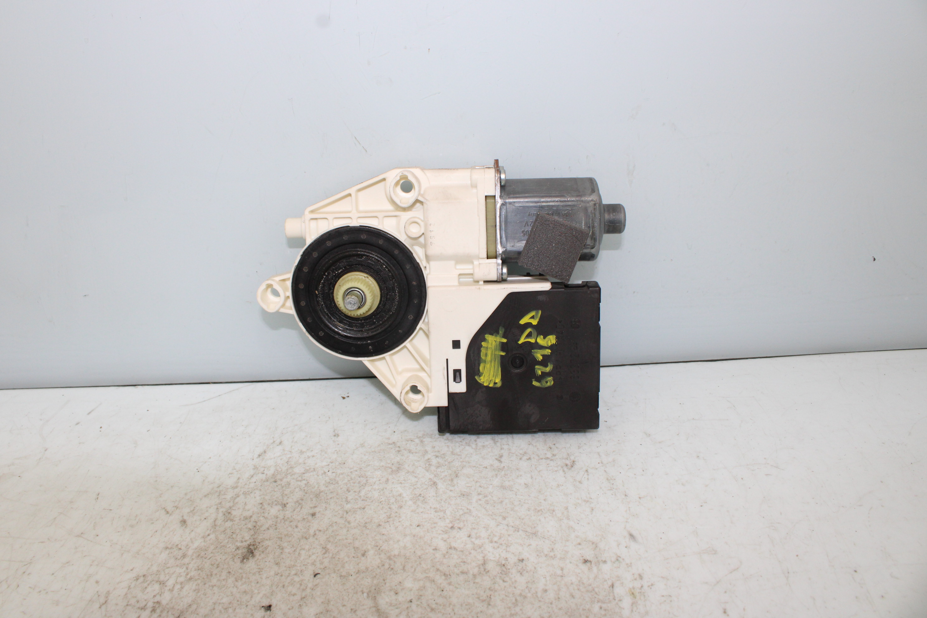 BMW 1 Series F20/F21 (2011-2020) Motor de control geam ușă dreapta față 8P0959802K 25187660