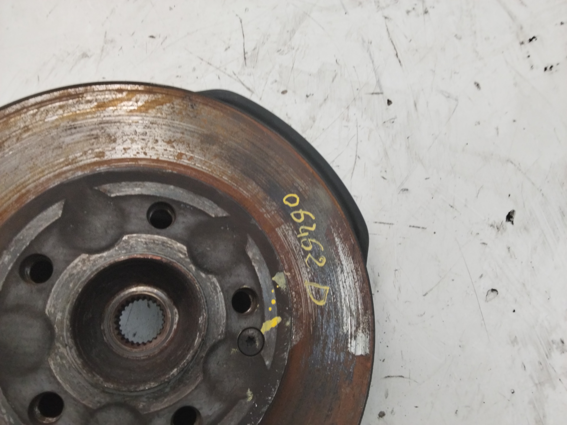 CHEVROLET Front Right Wheel Hub NOTIENEREFERENCIA 25384922