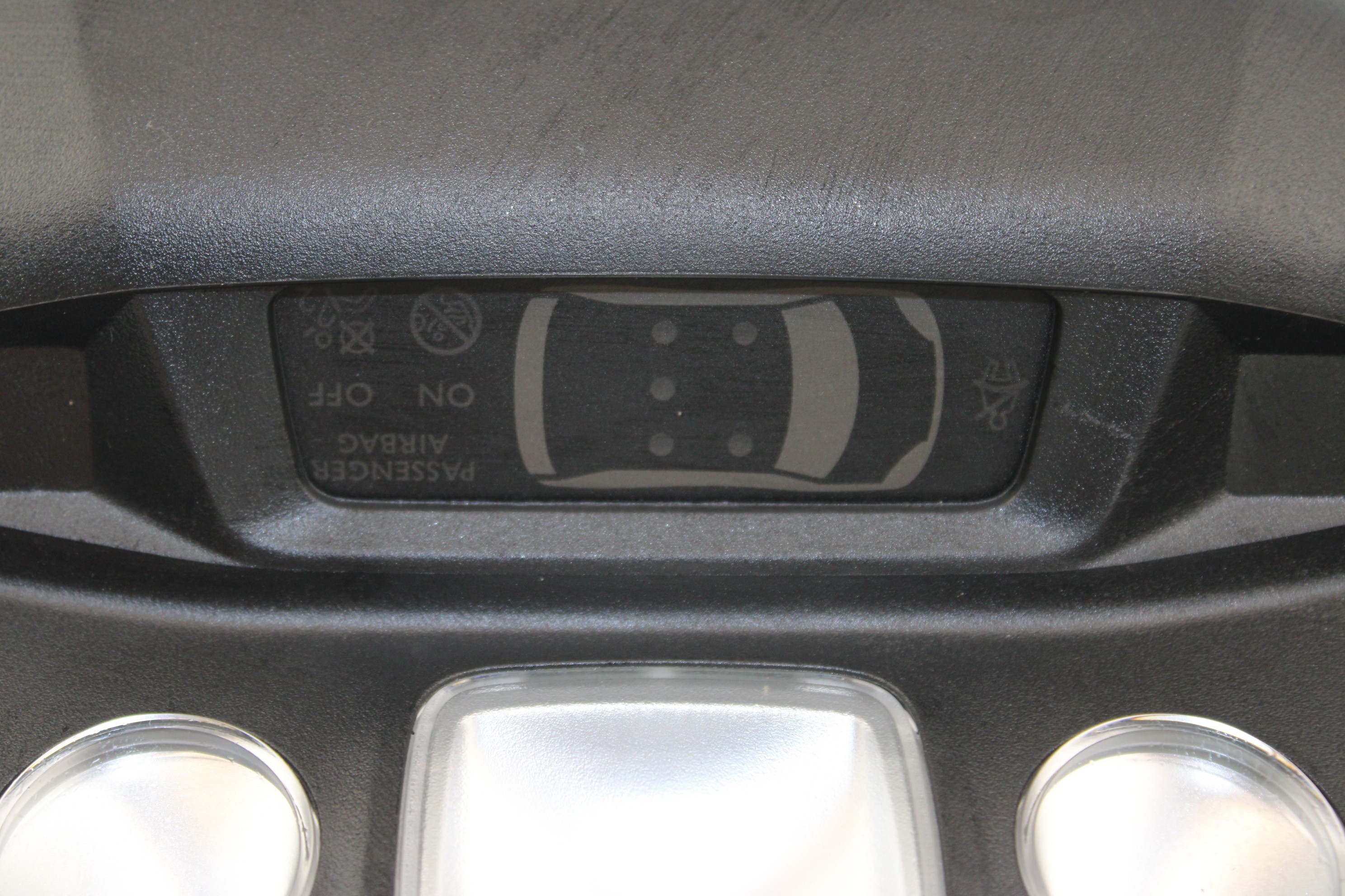 Lumière habitacle BH01 9814583977 de Peugeot 3008 suv (mc_, mr_, mj_, m4_) 2016-2016 120 CV con 51 km - pieza usada