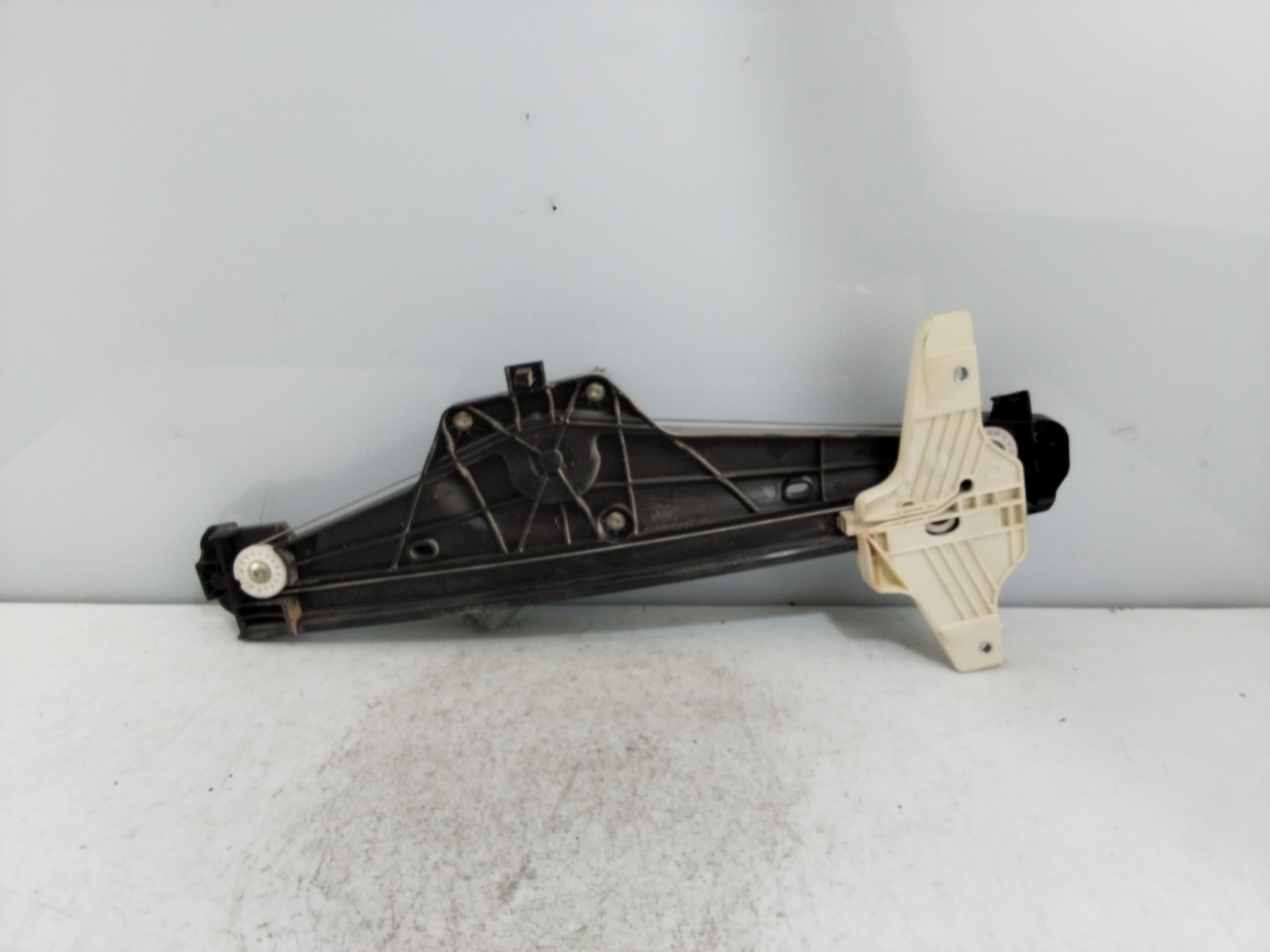 Alzacristalli posteriore sinistro 9830389080 de Peugeot Partner kombi 0-0 con 39132 km - pieza usada