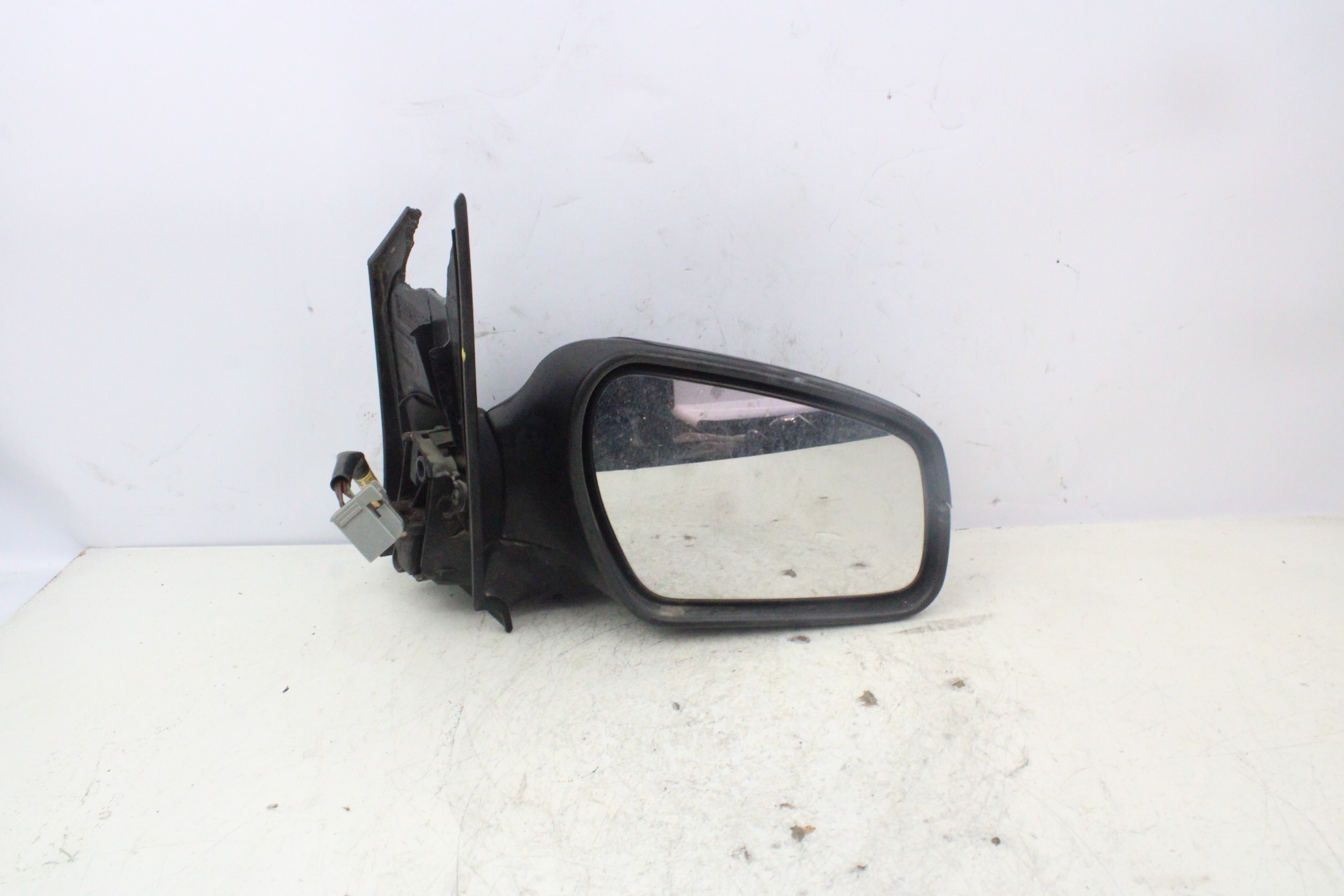 FORD Focus 2 generation (2004-2011) Oikean puolen siipipeili 014292 23722552