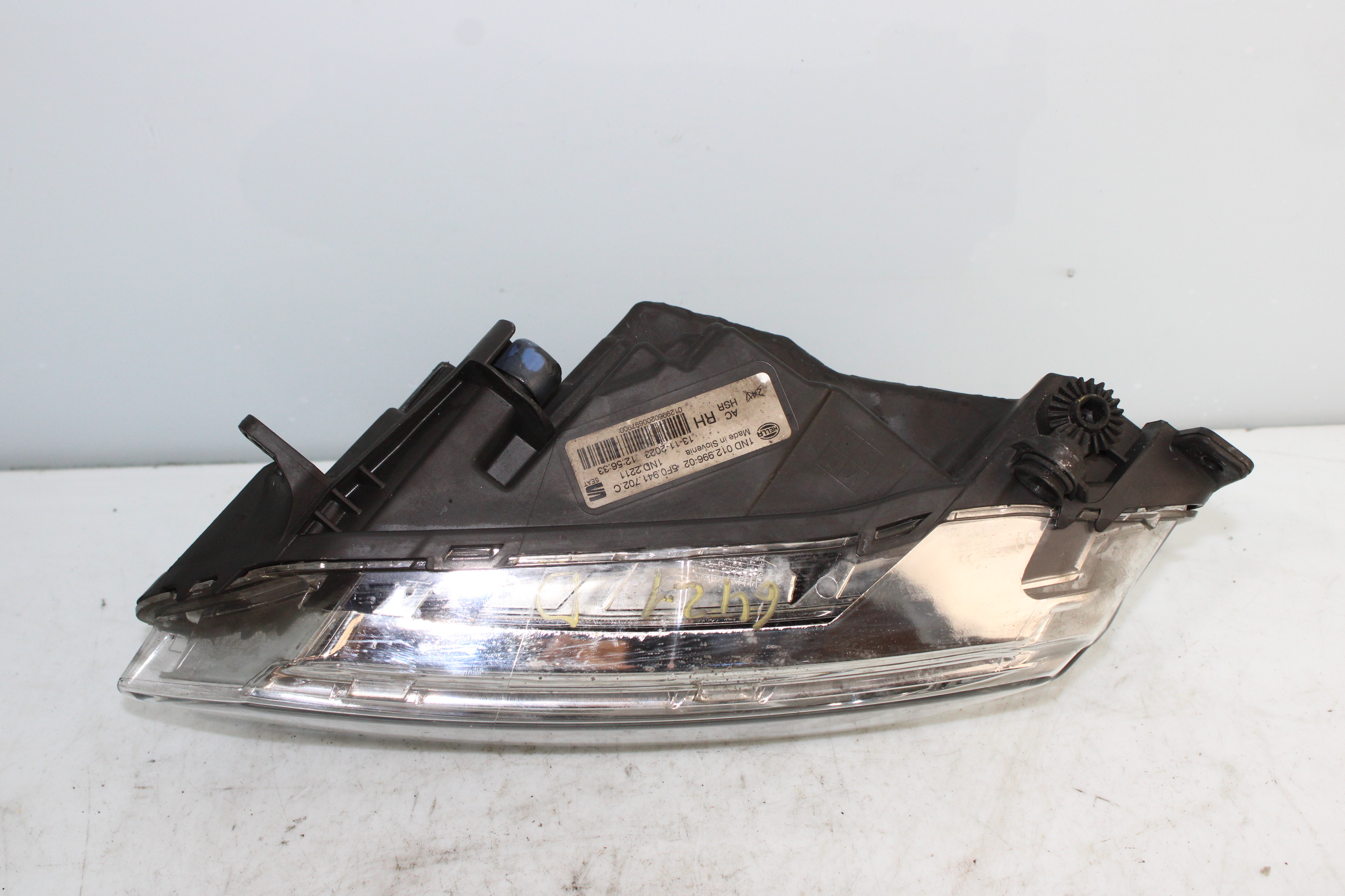 SEAT Alhambra 2 generation (2010-2021) Front Right Fog Light 5F0941702C 25191403