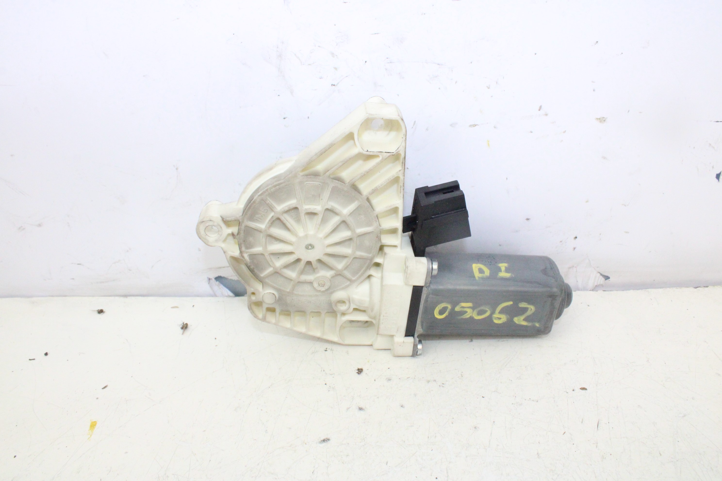 MERCEDES-BENZ A-Class W169 (2004-2012) Motor regulator geam ușă stânga față A1698204342 21074107