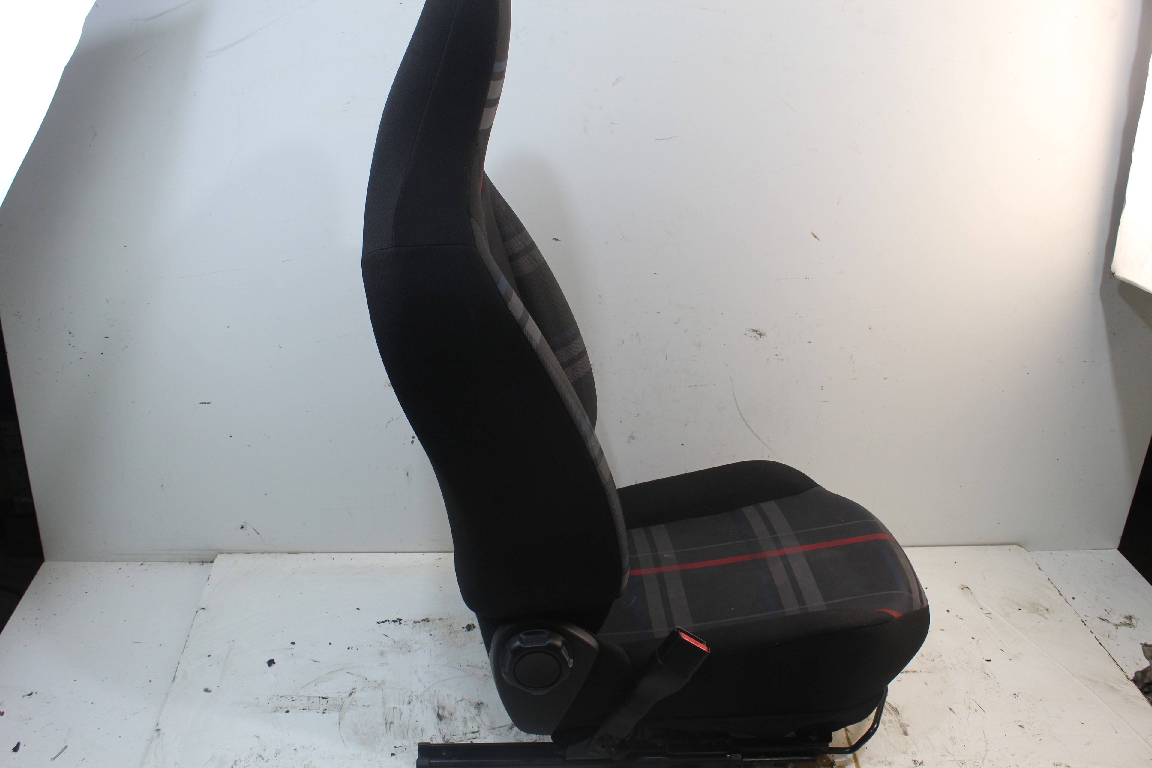 PEUGEOT 108 1 generation (2015-2021) Front Left Seat 25180953