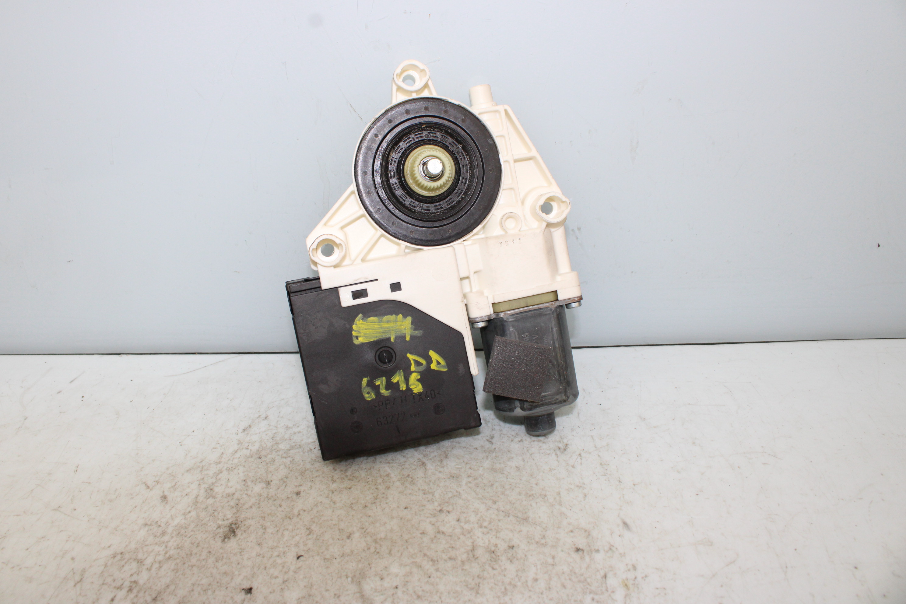 BMW 1 Series F20/F21 (2011-2020) Motor de control geam ușă dreapta față 8P0959802K 25187660