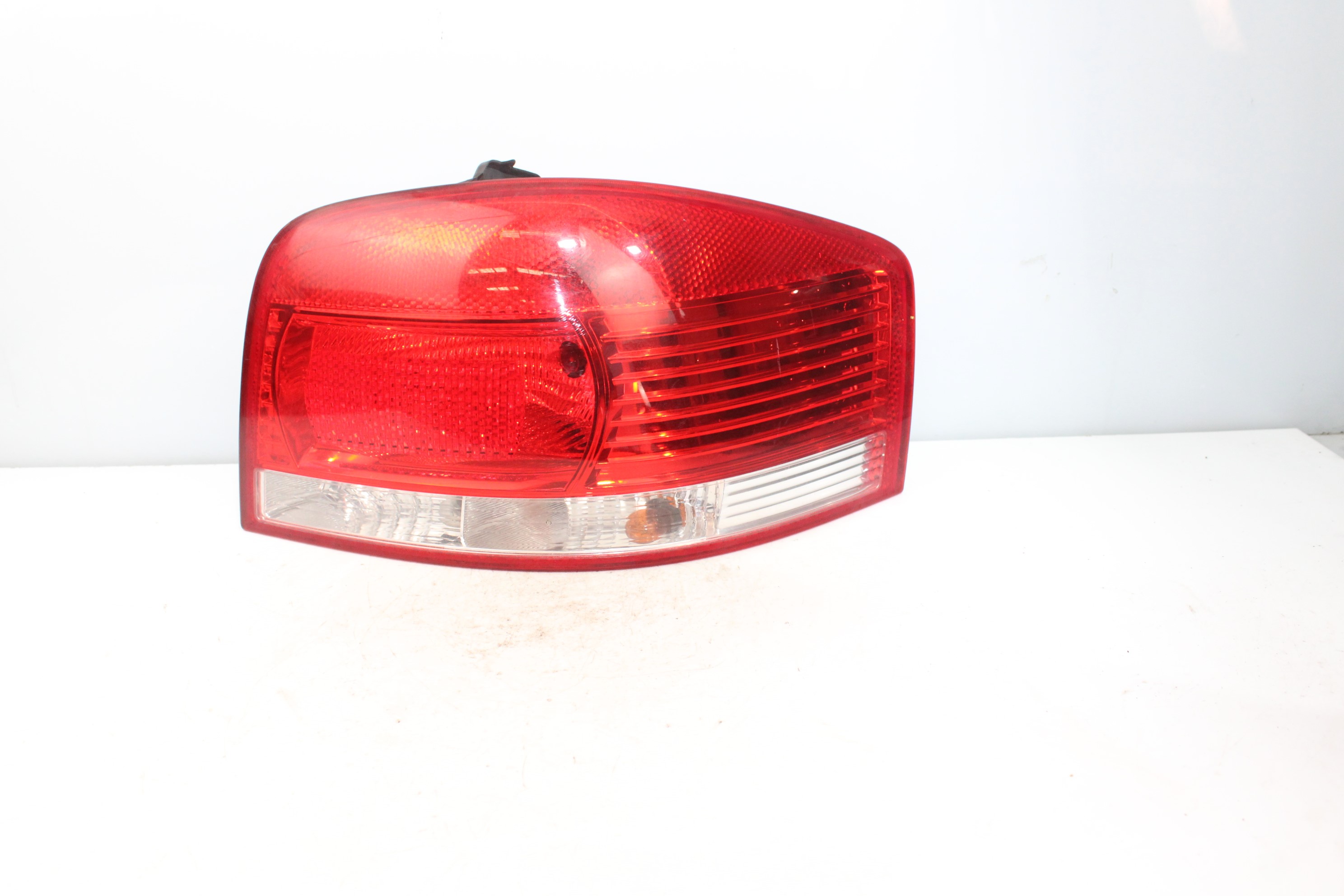 AUDI A2 8Z (1999-2005) Rear Right Taillight Lamp 8P0945096020S 22630173