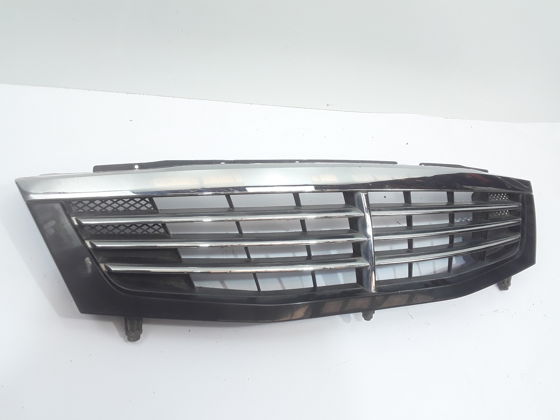 Rejilla delantera 7946008000 de Ssangyong Rexton 2003-2006 - pieza usada