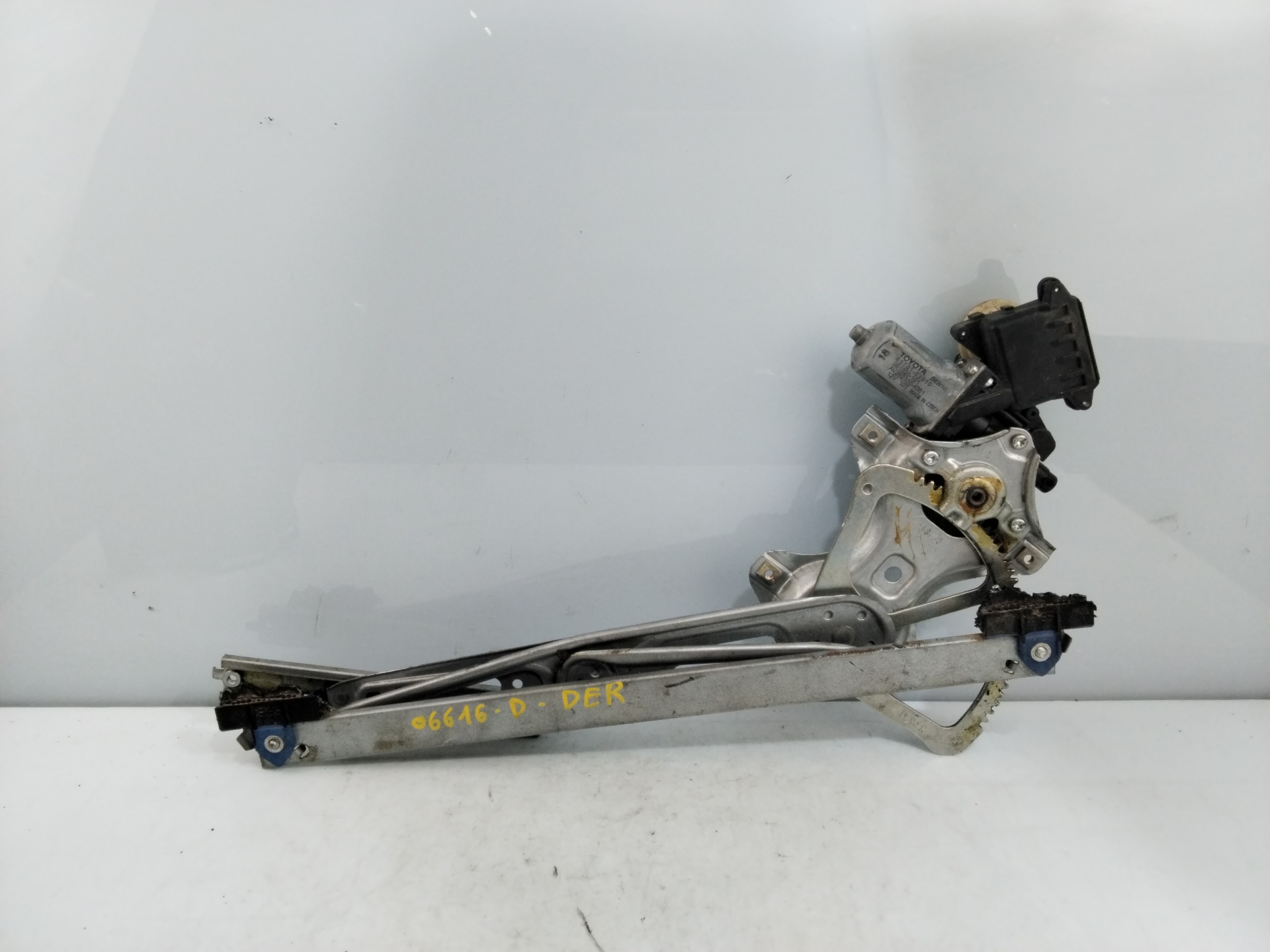 TOYOTA Auris 1 generation (2006-2012) Front Right Door Window Regulator 8570102010 25807957