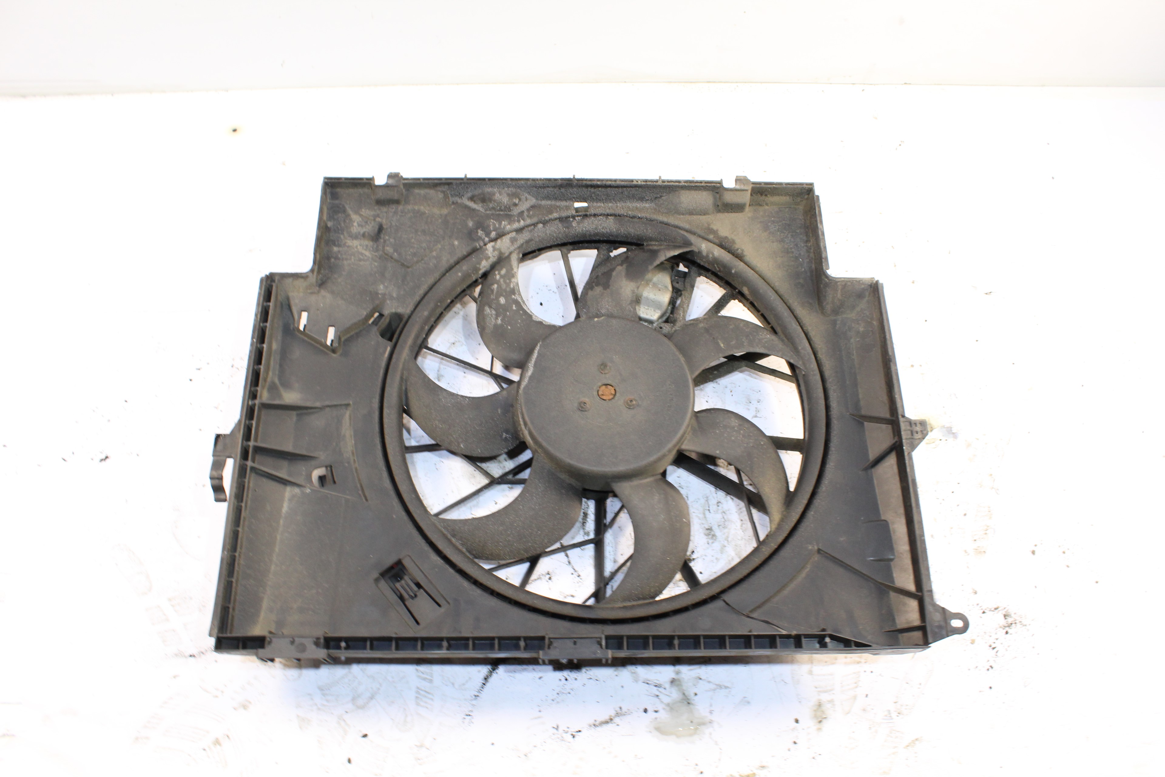 Electroventilador N47D20A,N47D20C,D20A 0130303941 de Bmw 1 (e81) 2006-2011 143 CV - pieza usada