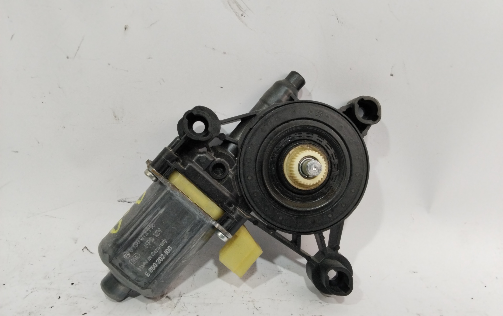 Motor elevalunas delantero derecho DKR 0130822716 de Seat Leon (5f1) 2012-2020 con 141680 km - pieza usada