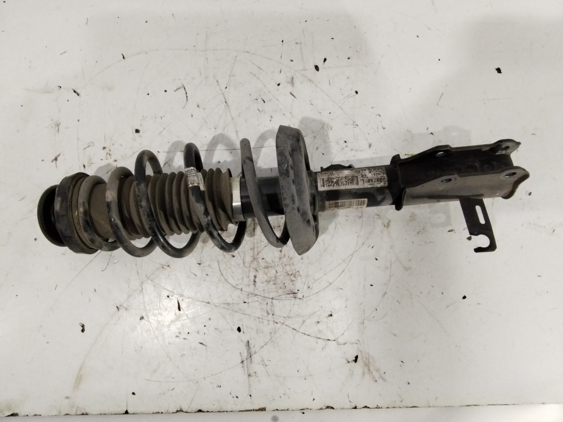 Amortecedor frente esquerdo 13474017 de Opel Astra j sedán 2012-2015 - pieza usada